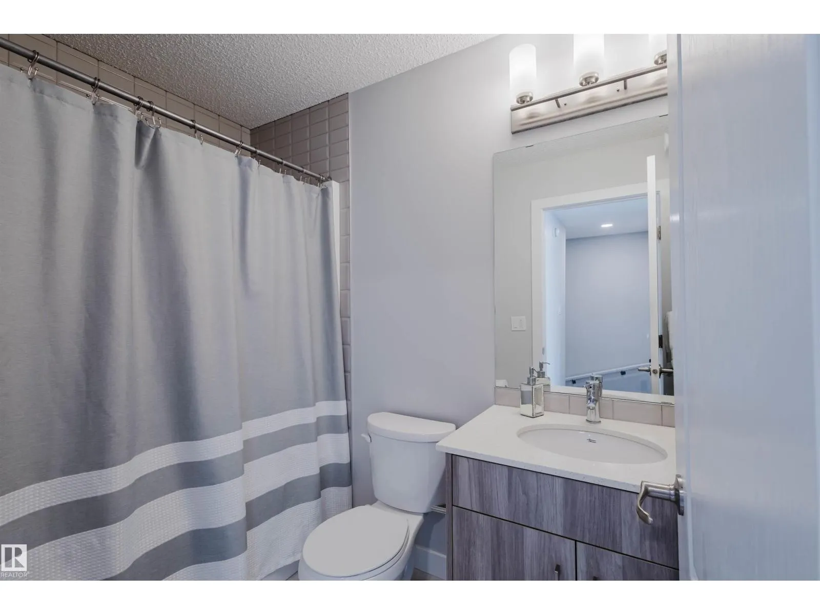 #41 2215 24 ST NW