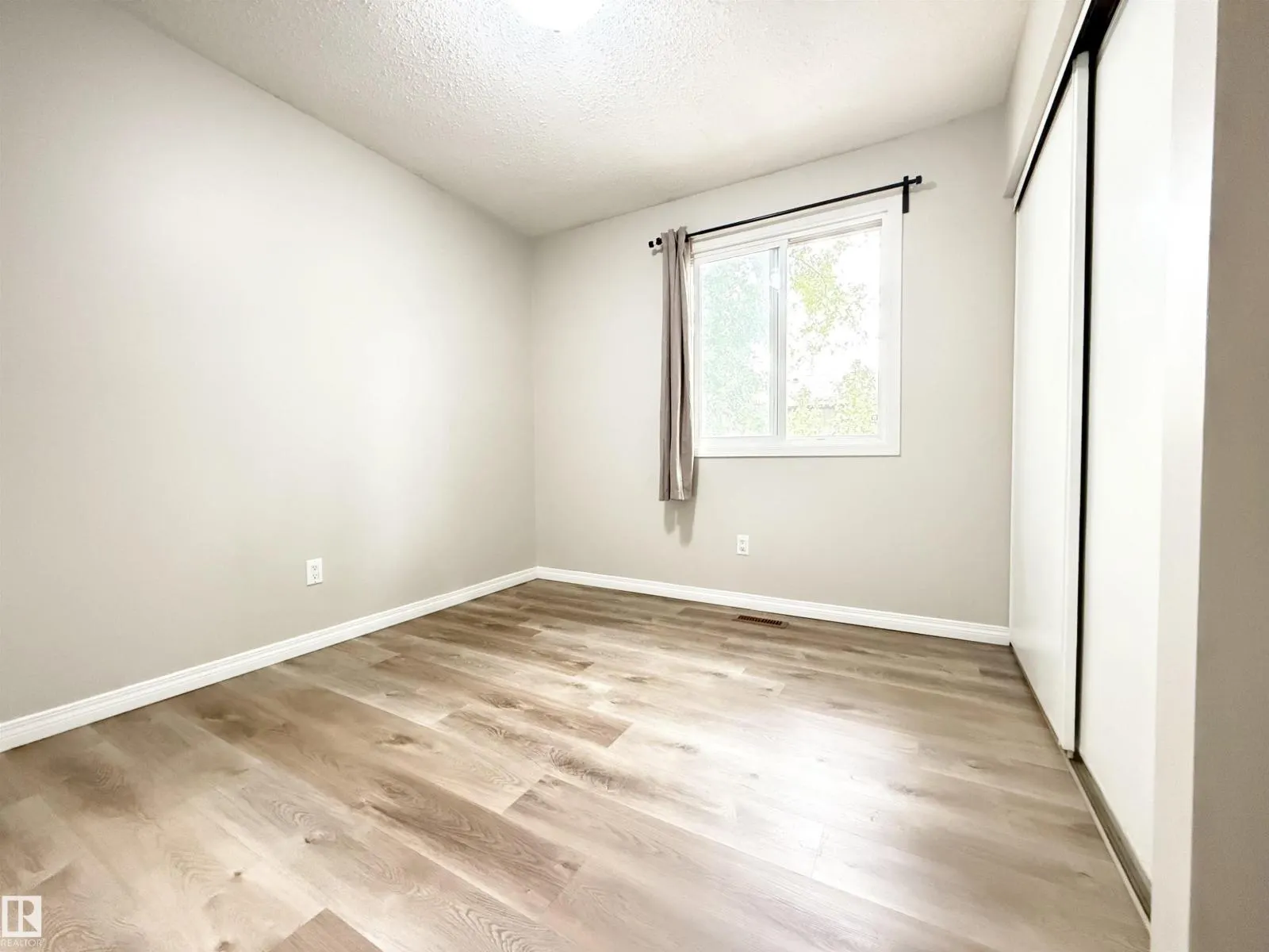11805 32A AV NW