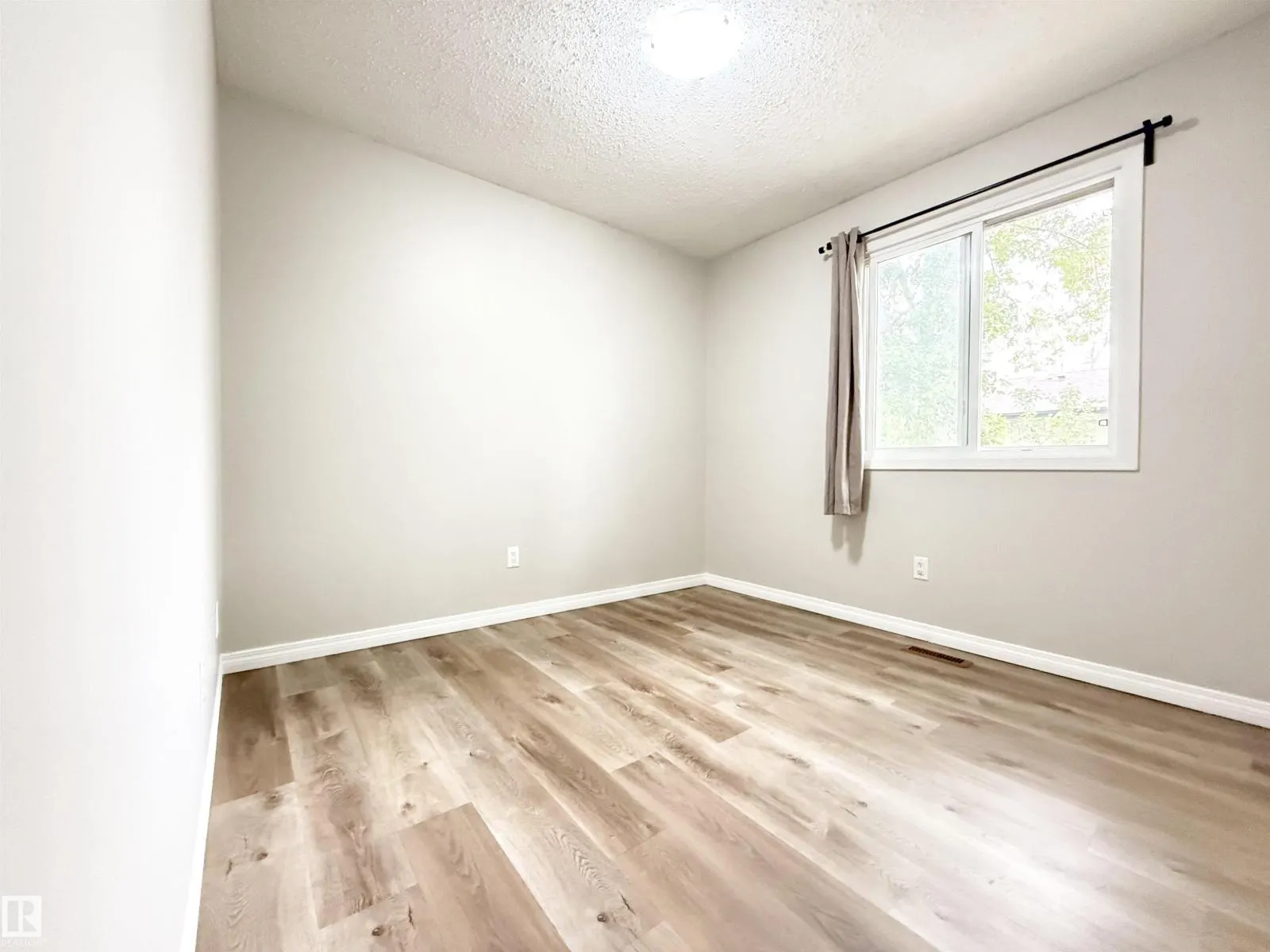 11805 32A AV NW