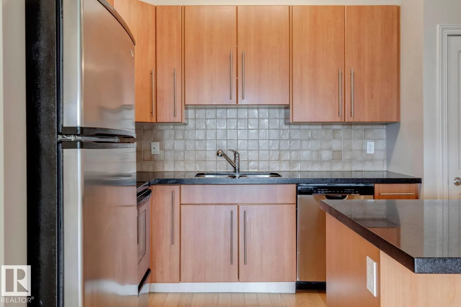 #906 9819 104 ST NW
