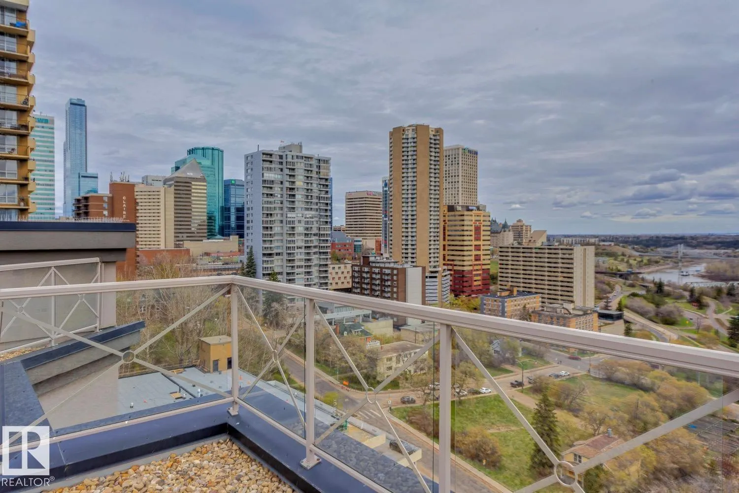 #906 9819 104 ST NW
