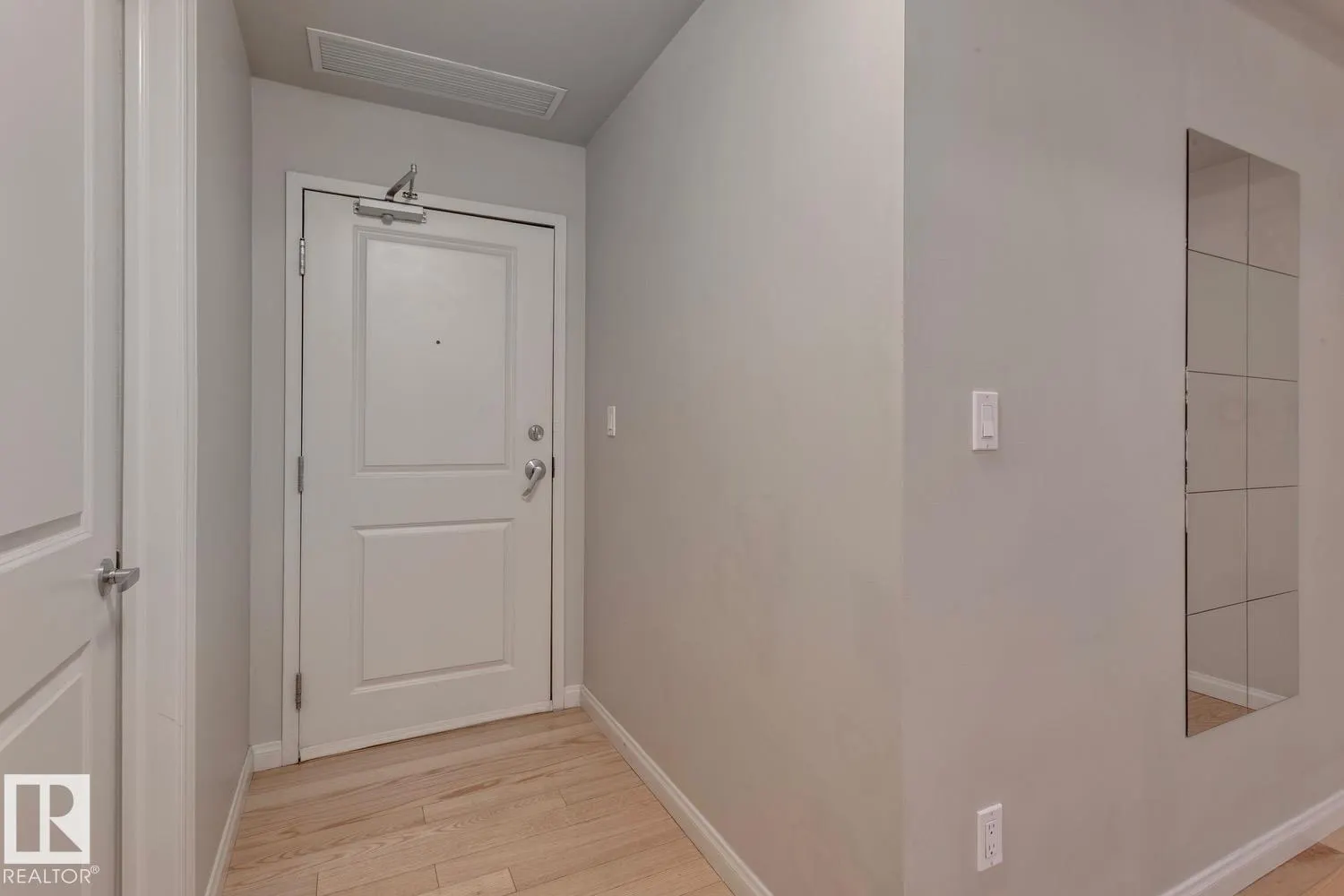 #906 9819 104 ST NW