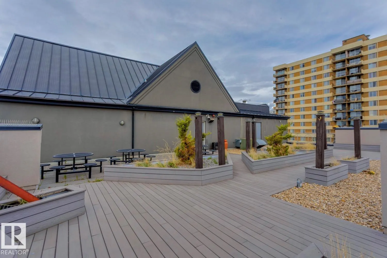 #906 9819 104 ST NW