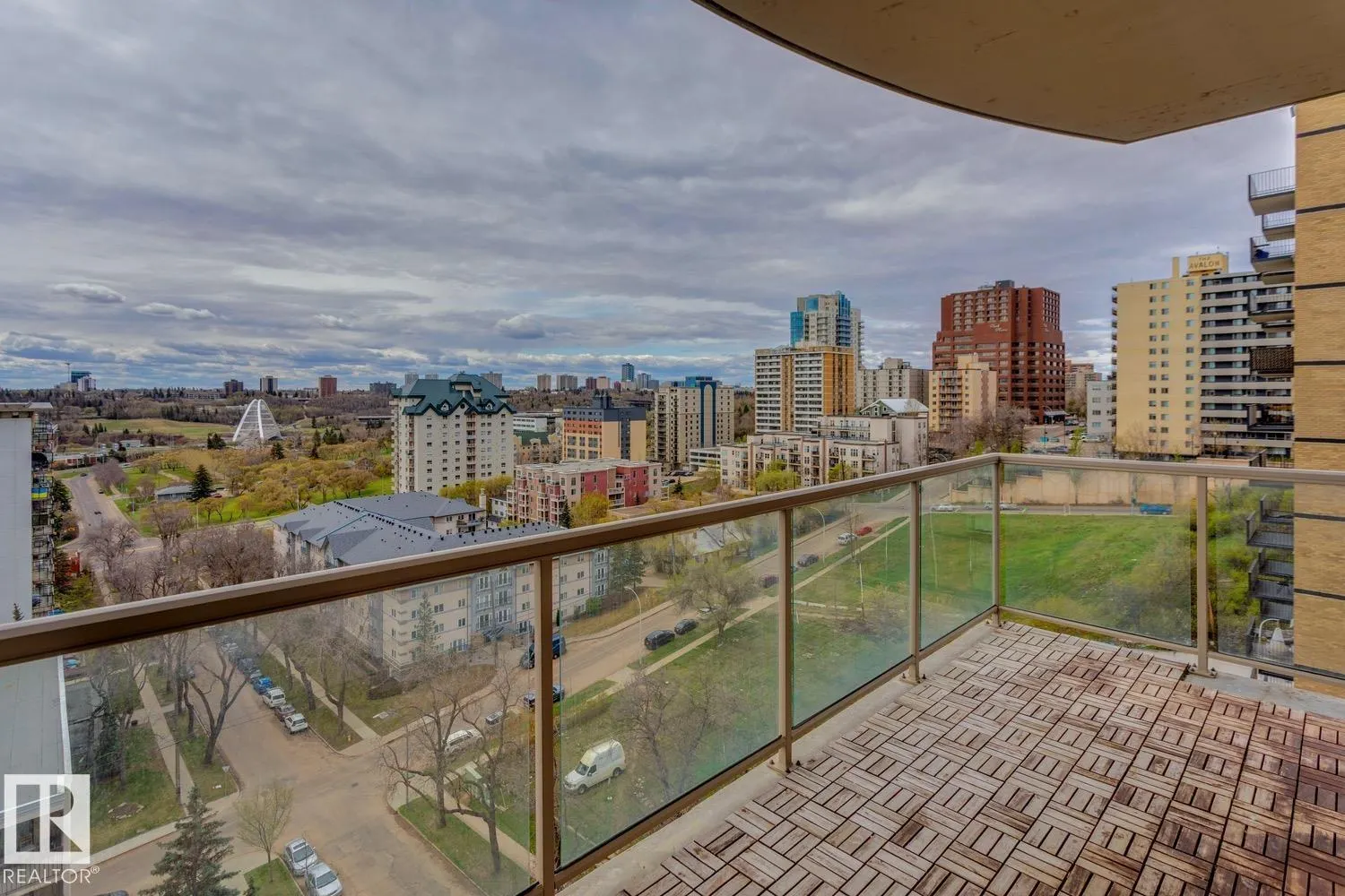 #906 9819 104 ST NW