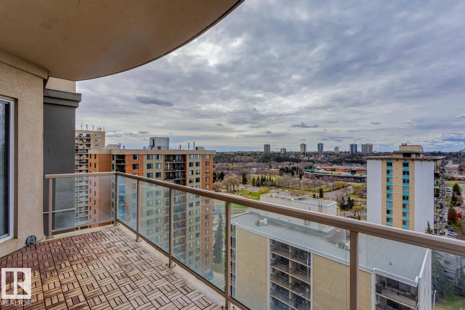 #906 9819 104 ST NW