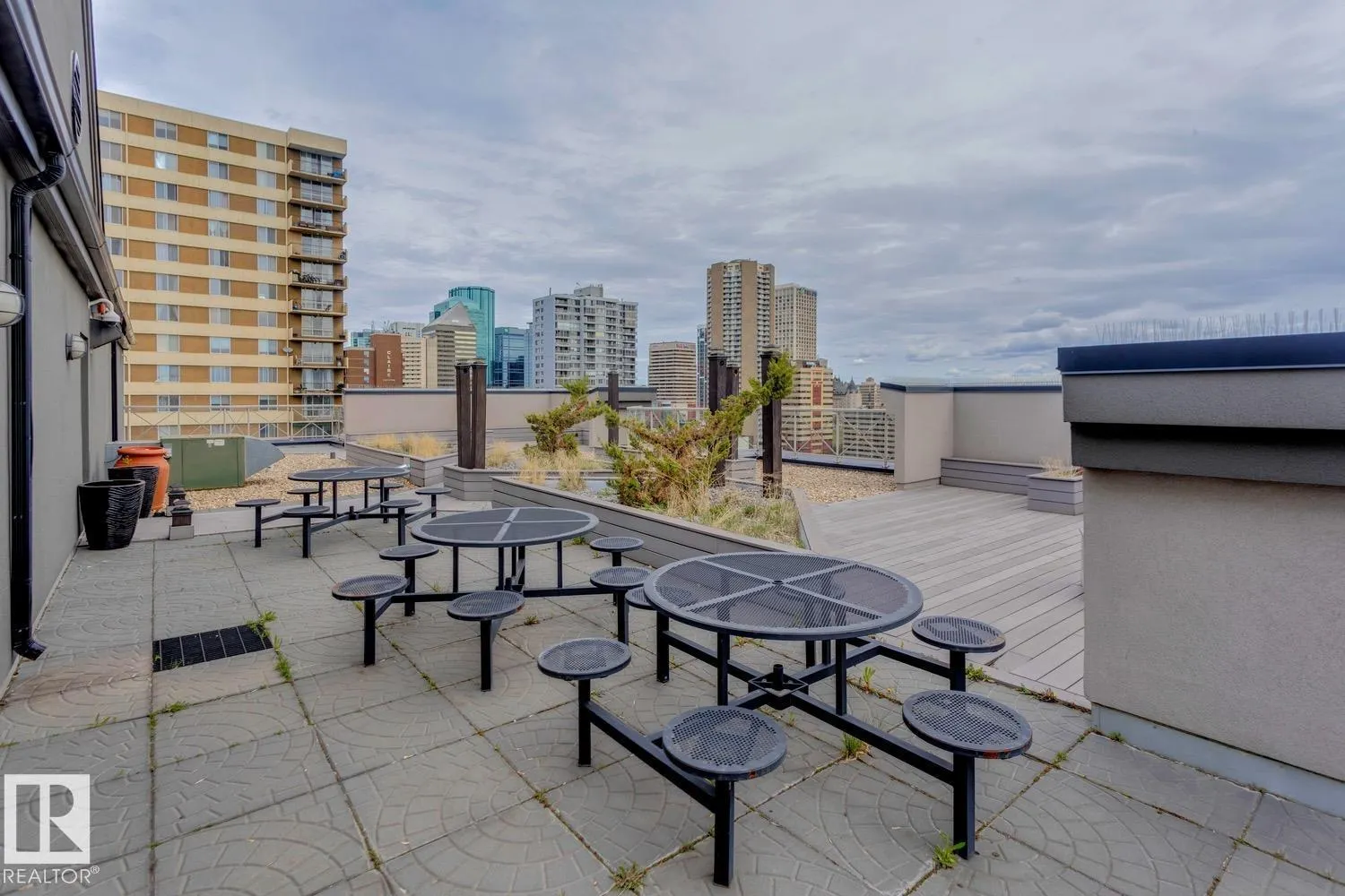 #906 9819 104 ST NW