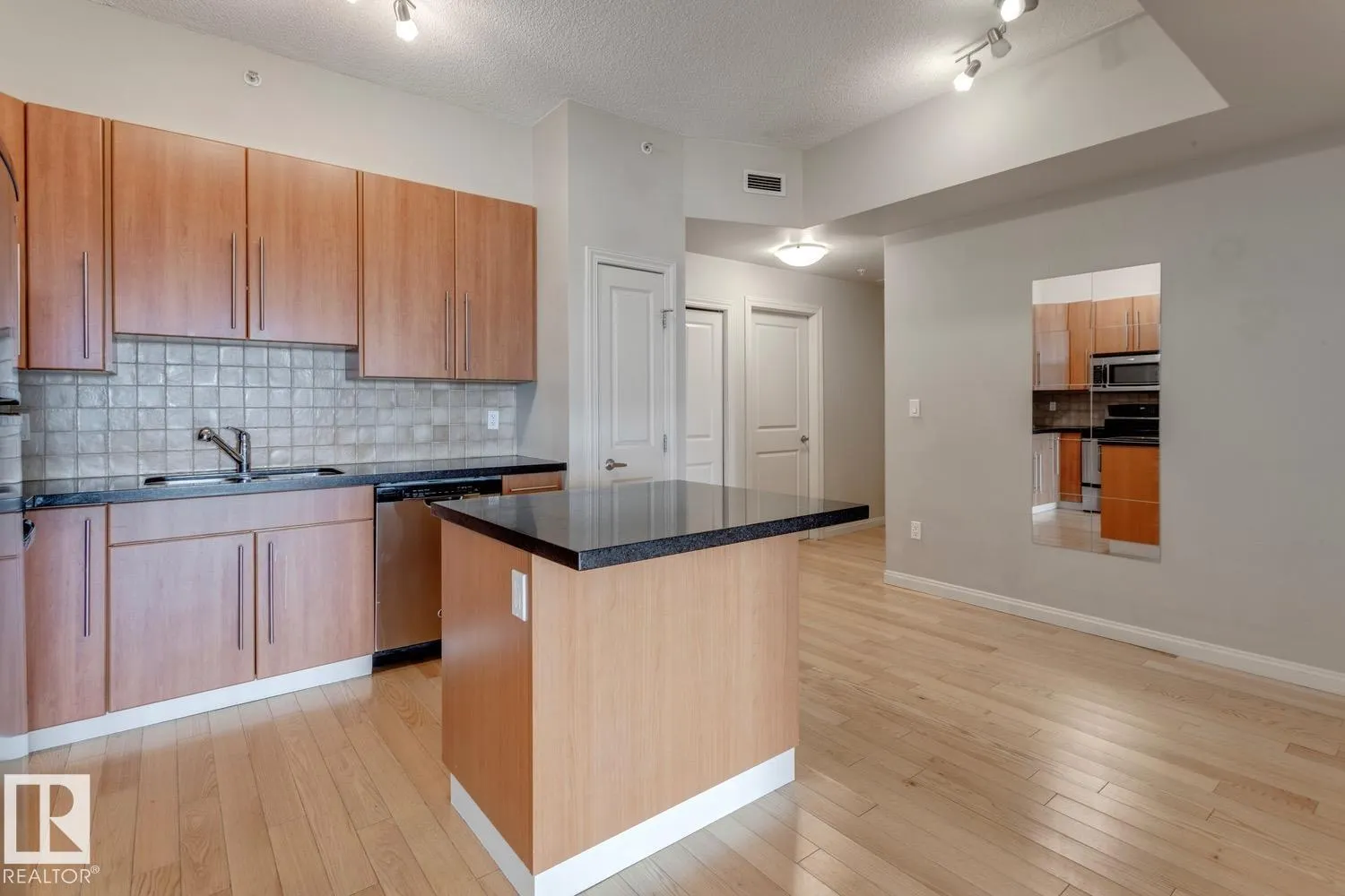 #906 9819 104 ST NW