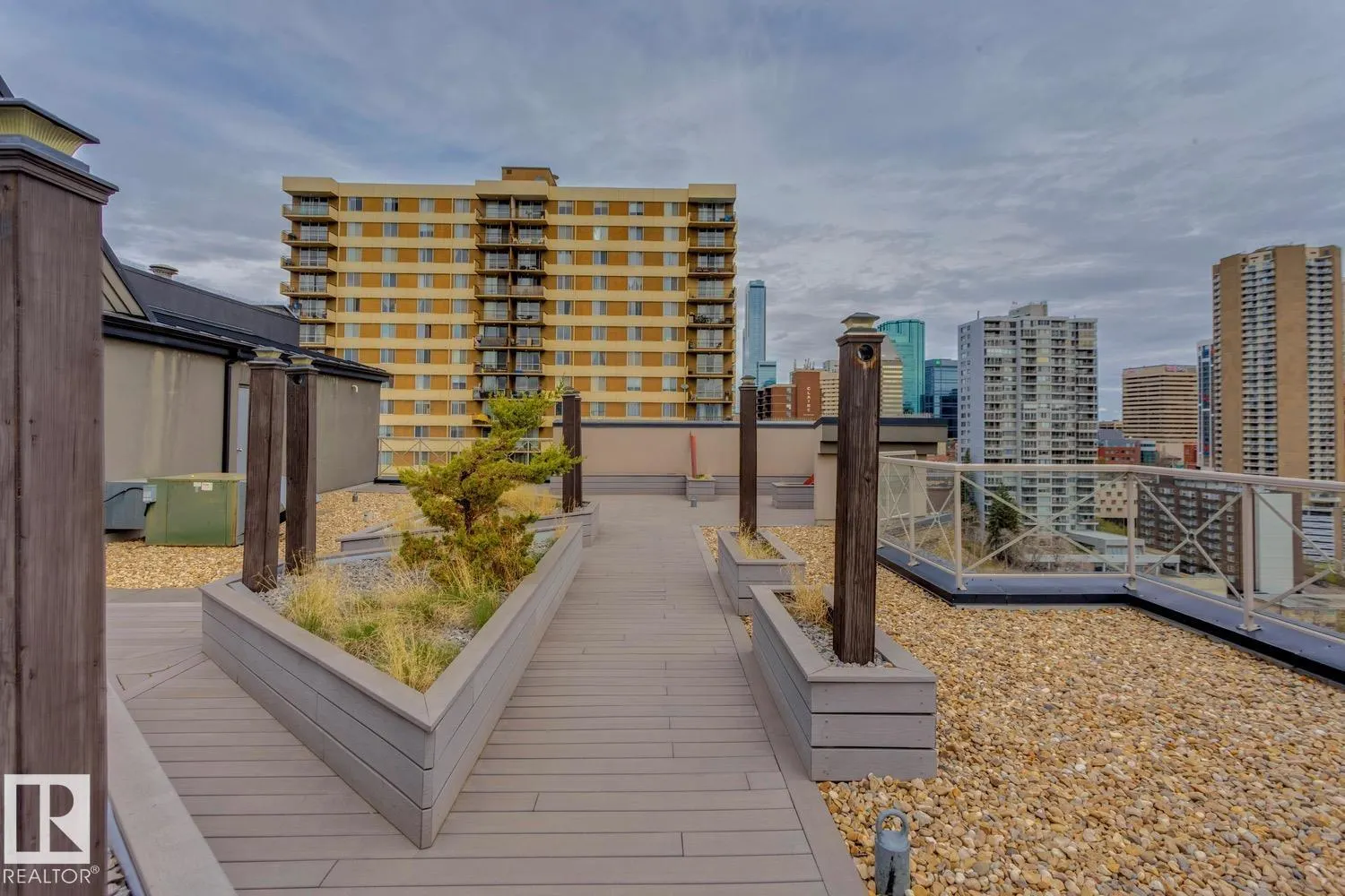 #906 9819 104 ST NW
