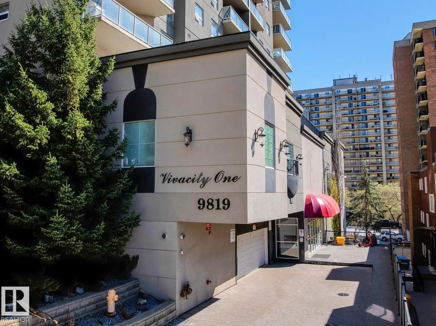 #906 9819 104 ST NW