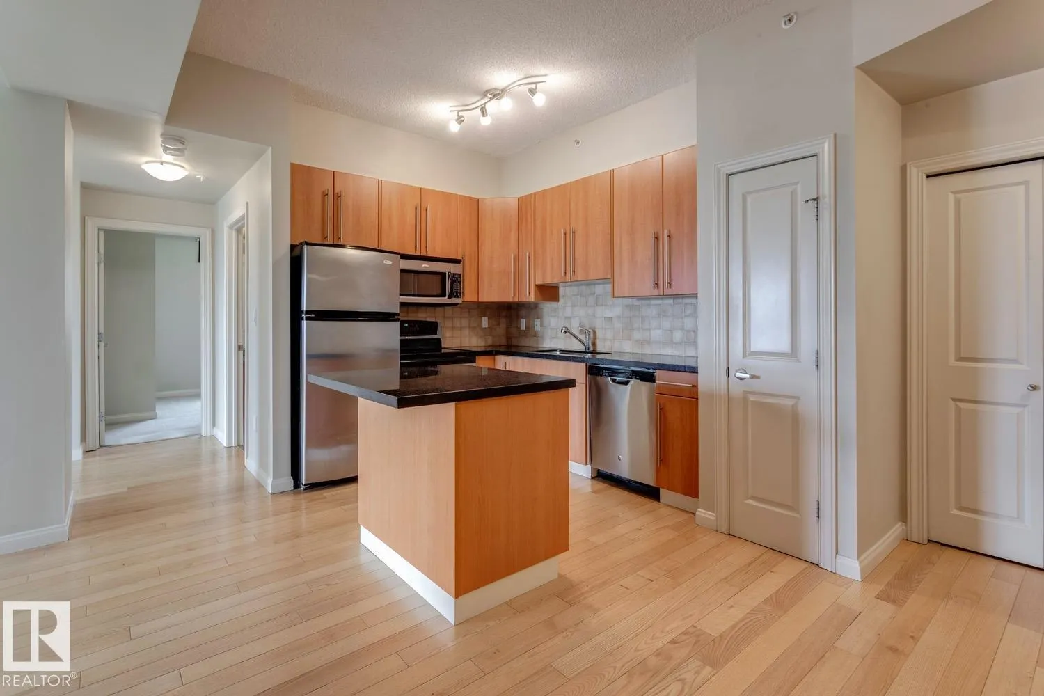 #906 9819 104 ST NW