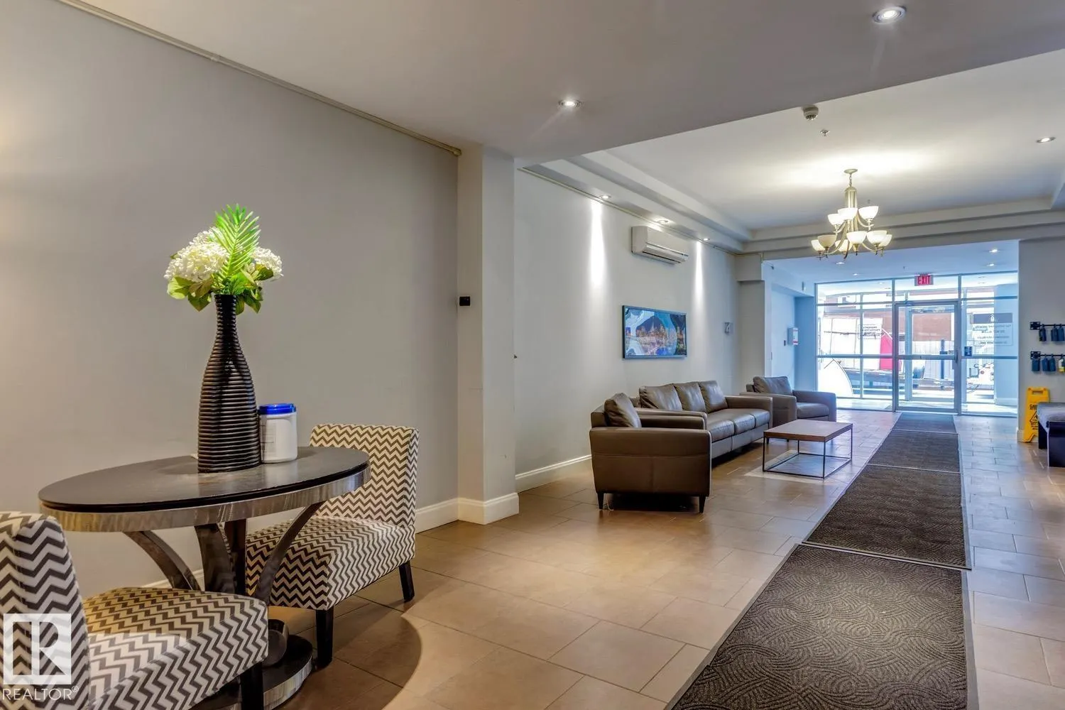 #906 9819 104 ST NW