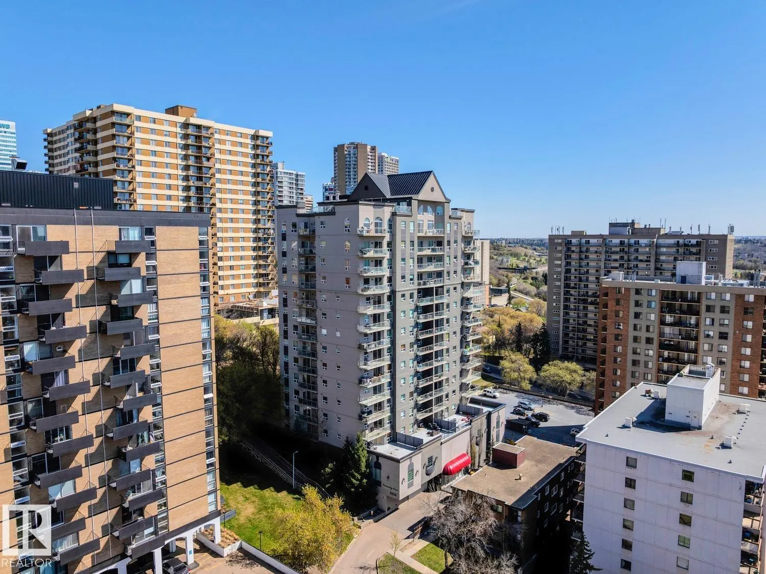 #906 9819 104 ST NW