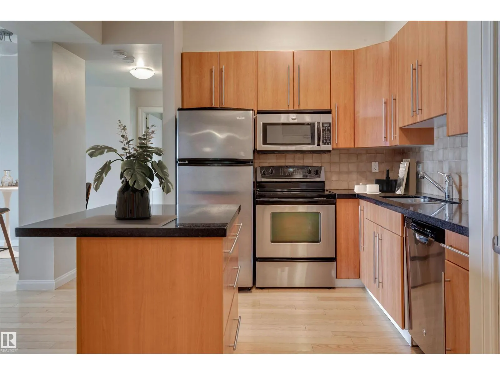 #906 9819 104 ST NW