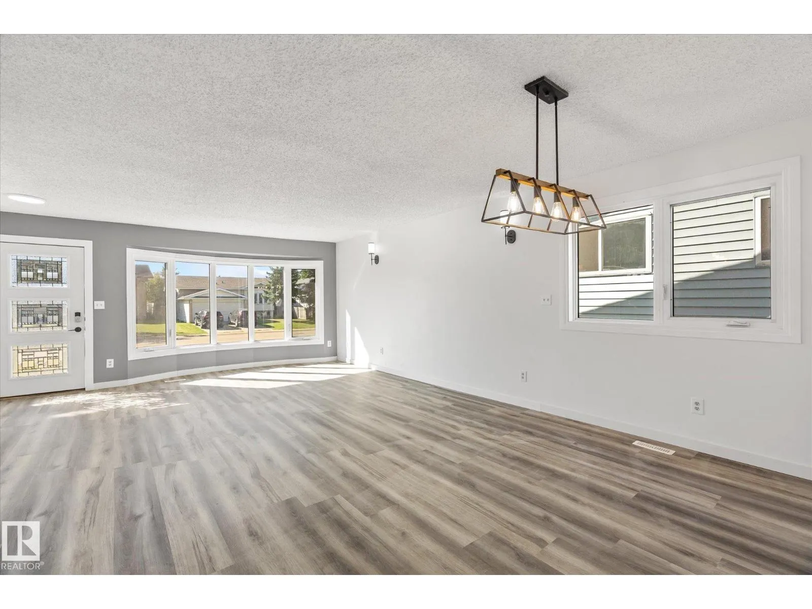 4528 29 AV NW