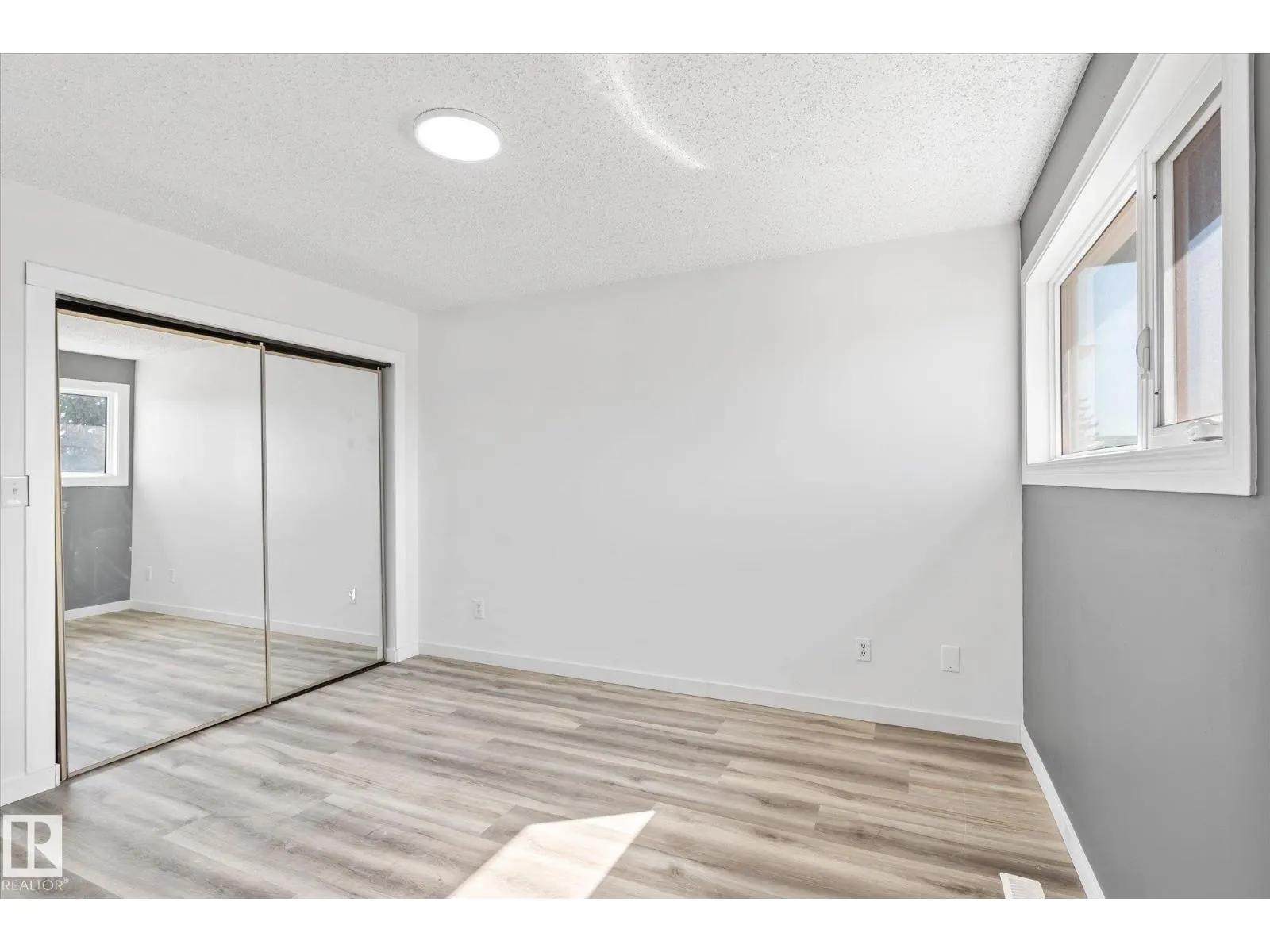 4528 29 AV NW