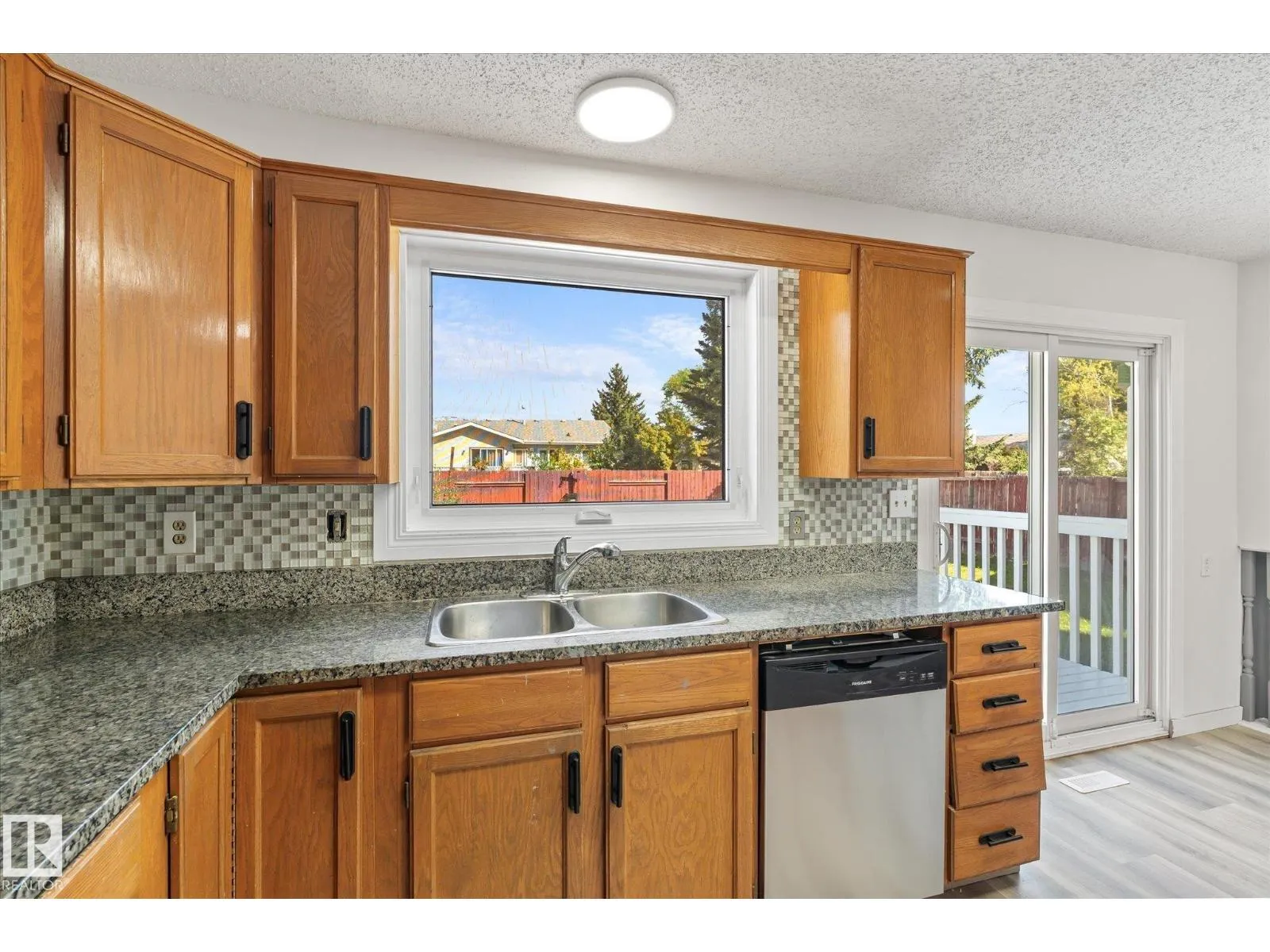 4528 29 AV NW