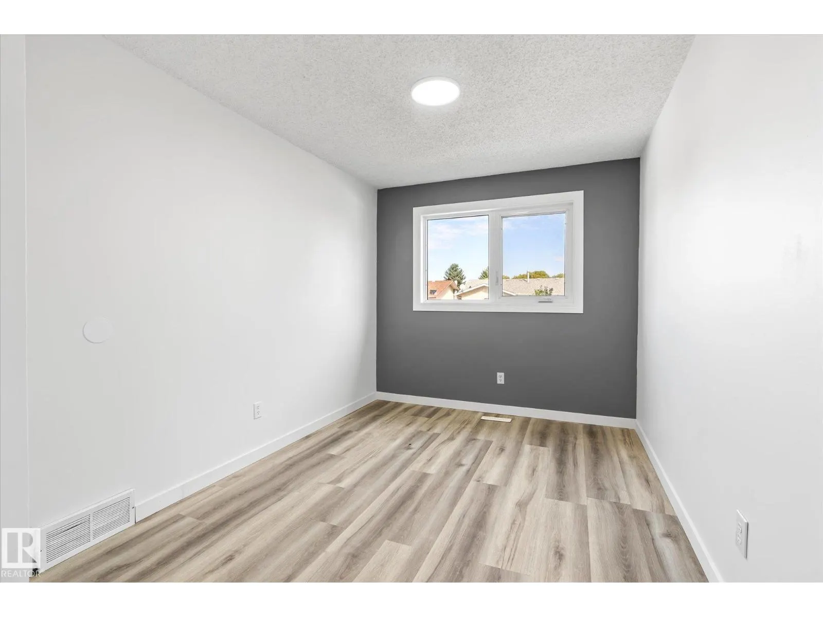 4528 29 AV NW