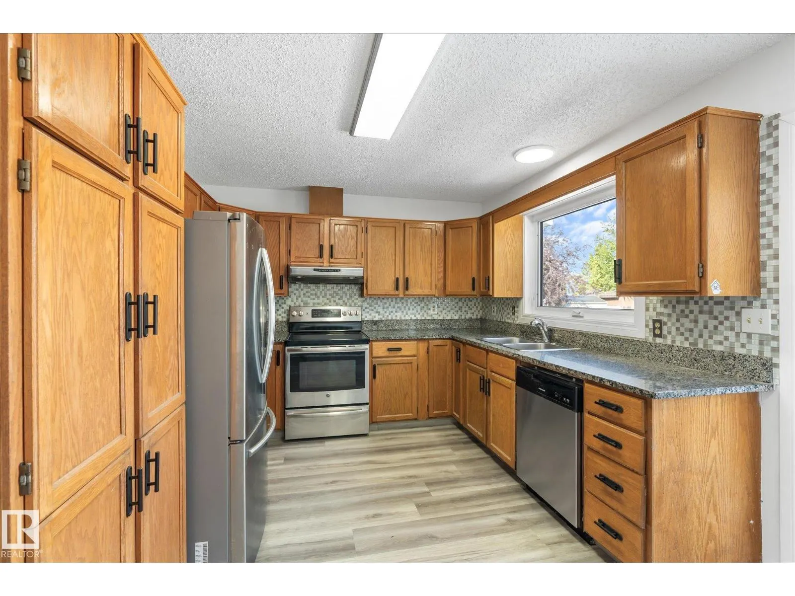 4528 29 AV NW