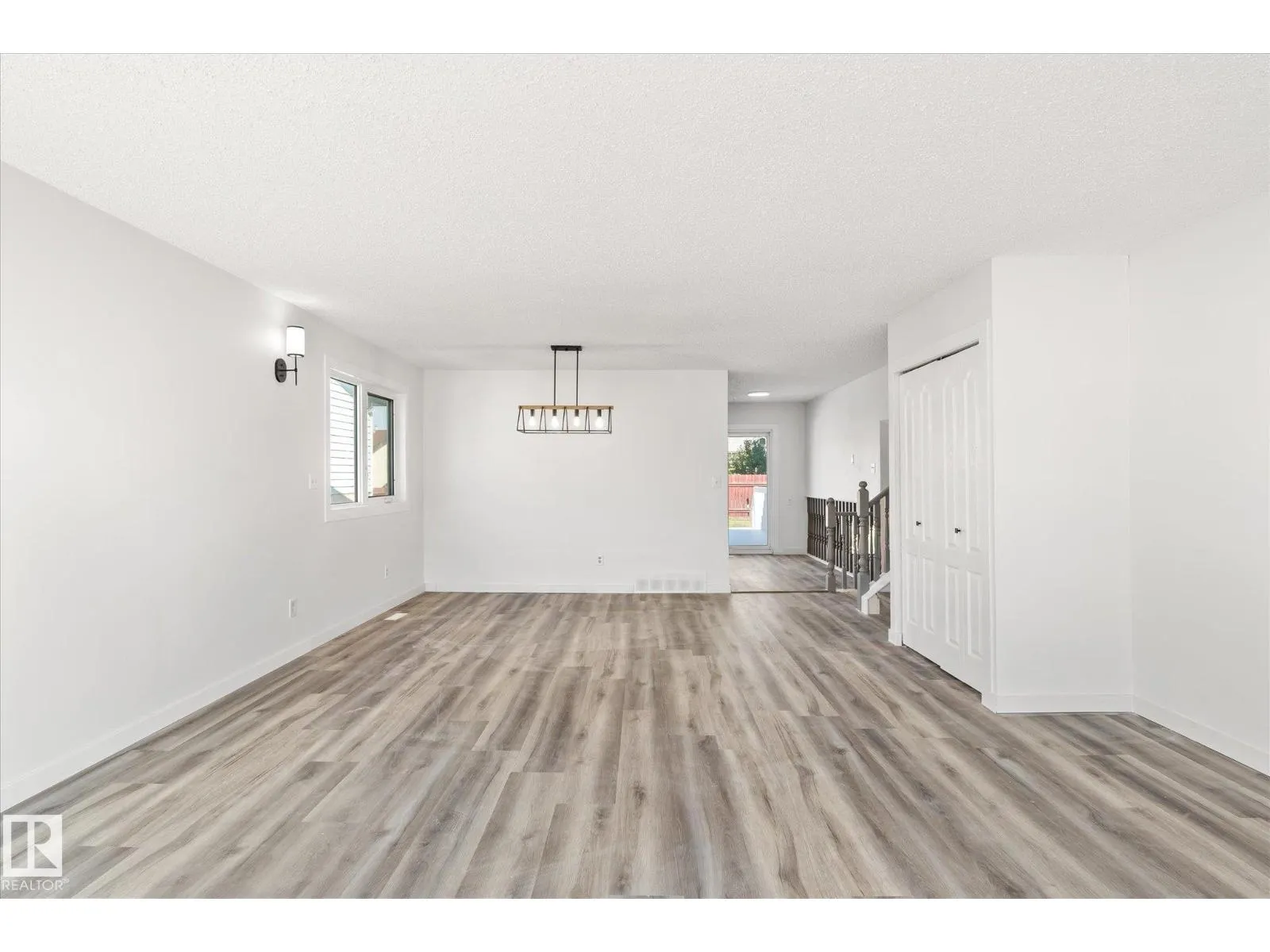 4528 29 AV NW