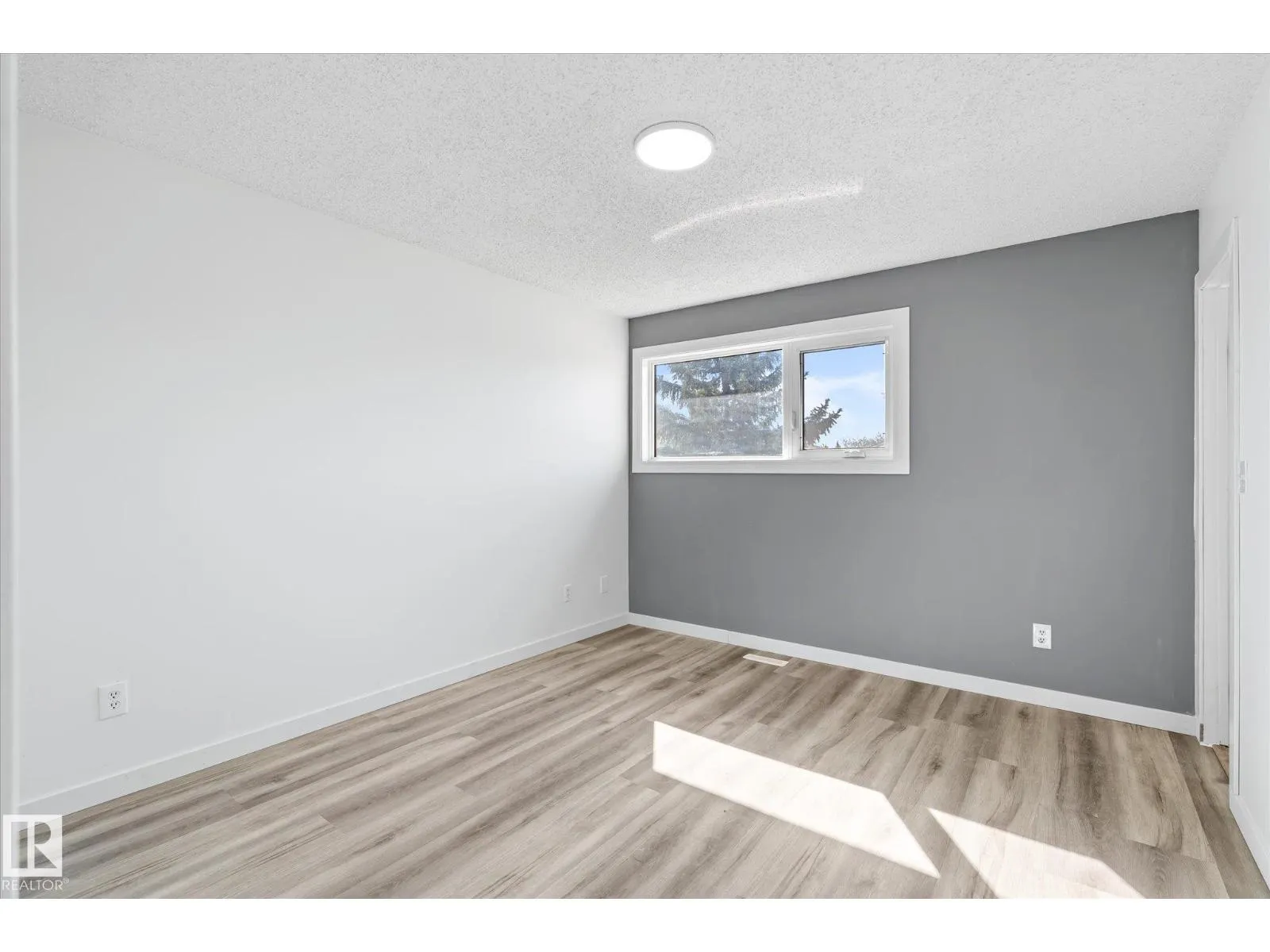 4528 29 AV NW