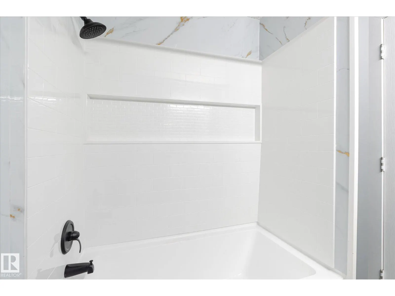 4528 29 AV NW