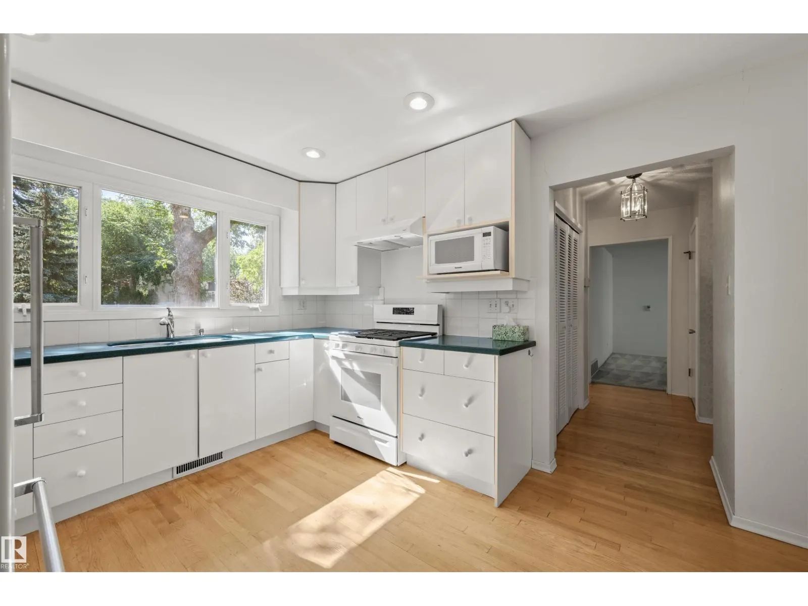 12411 47 AV NW