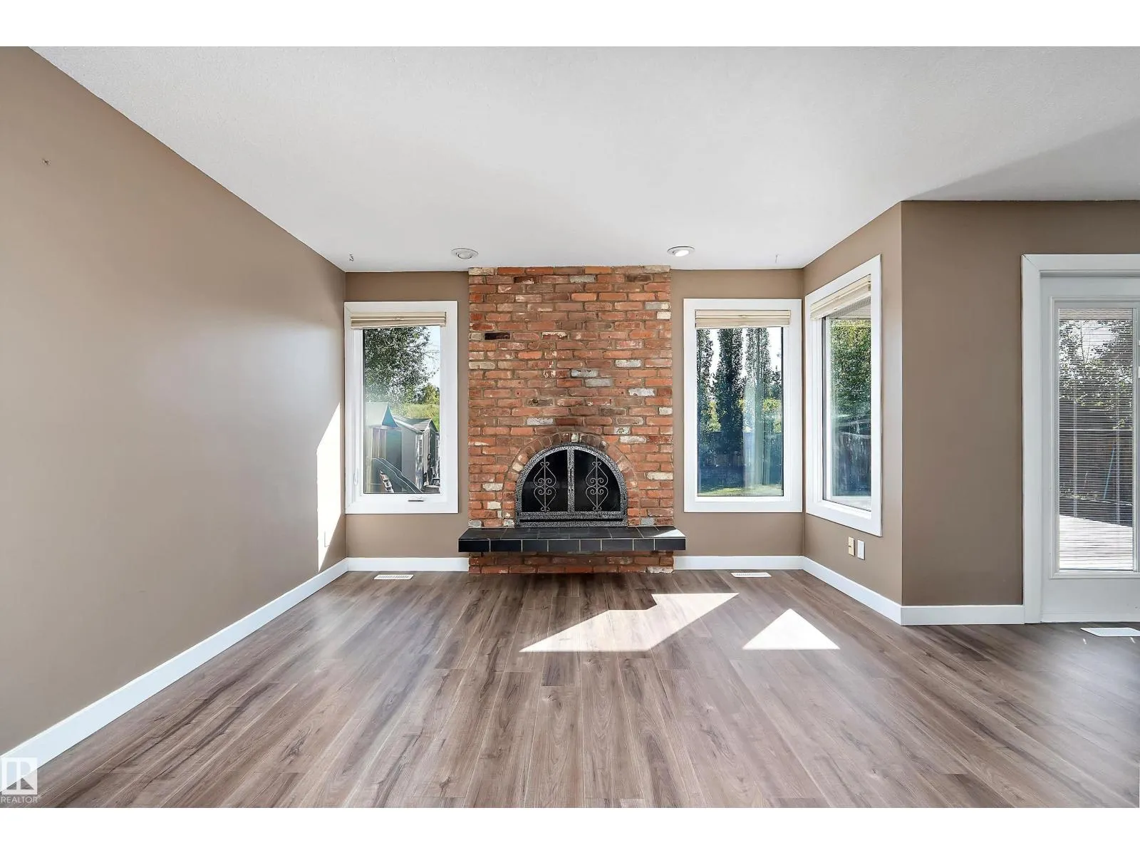 18211 80 AV NW