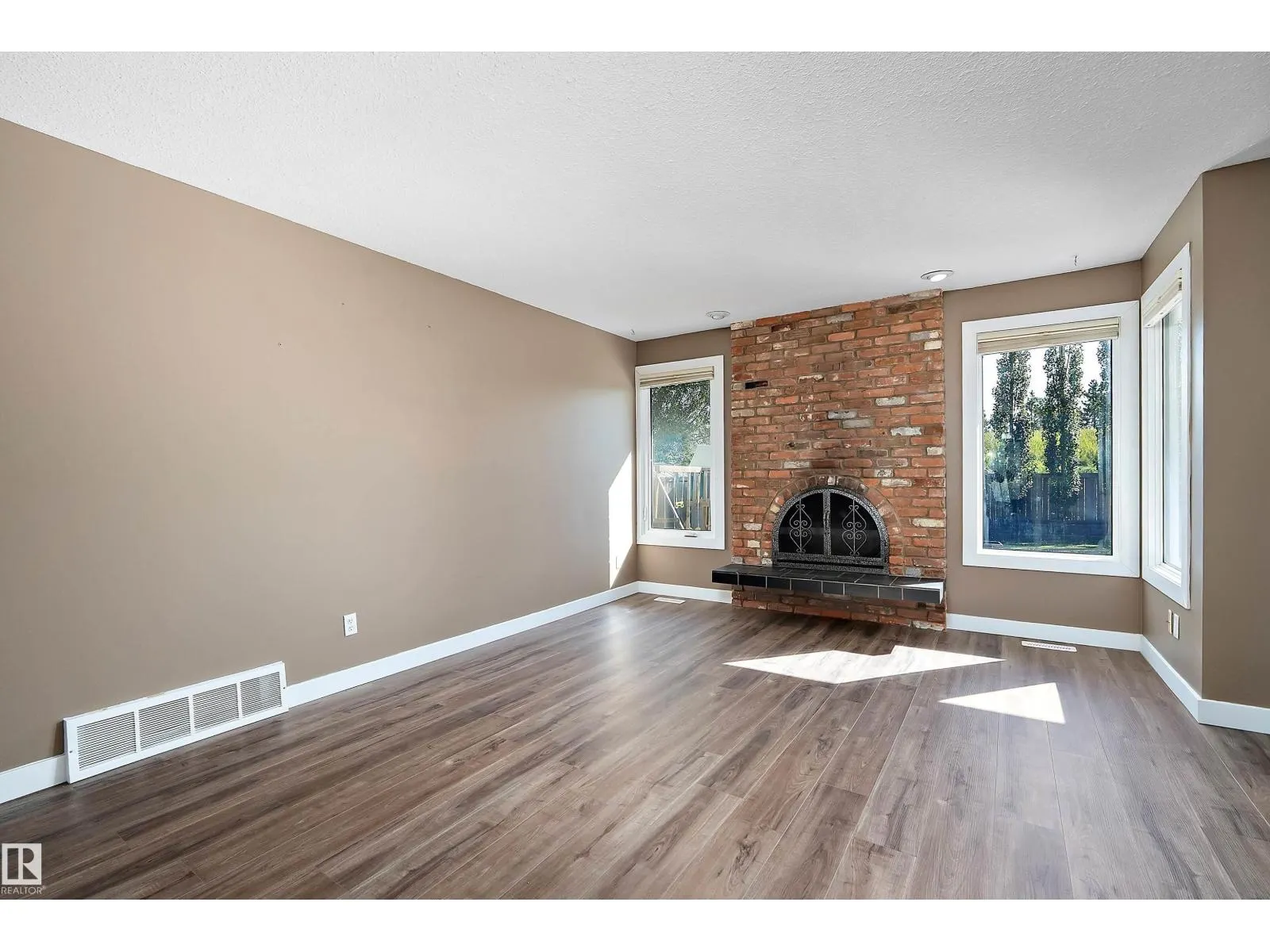 18211 80 AV NW