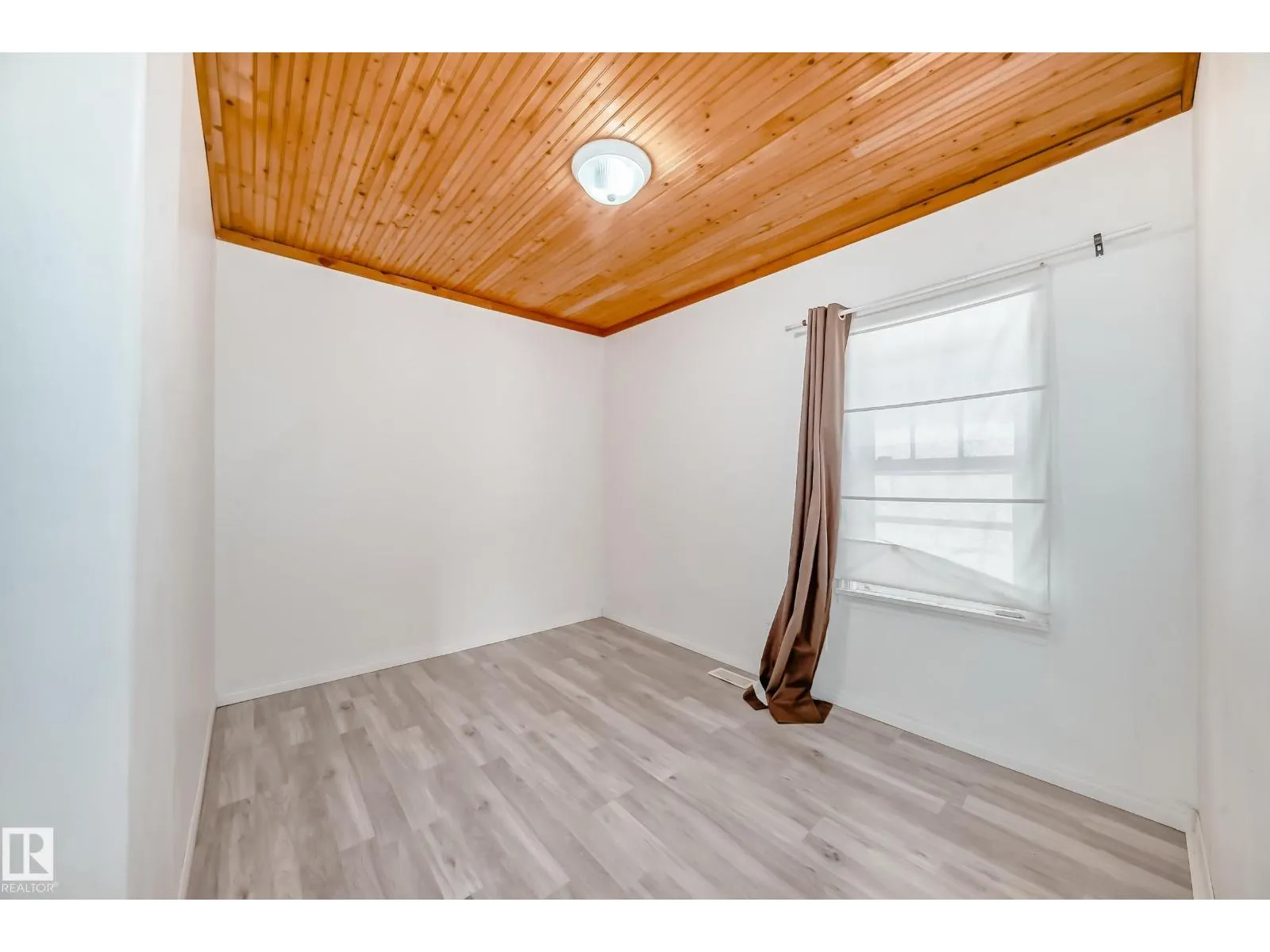 10510 79 AV NW