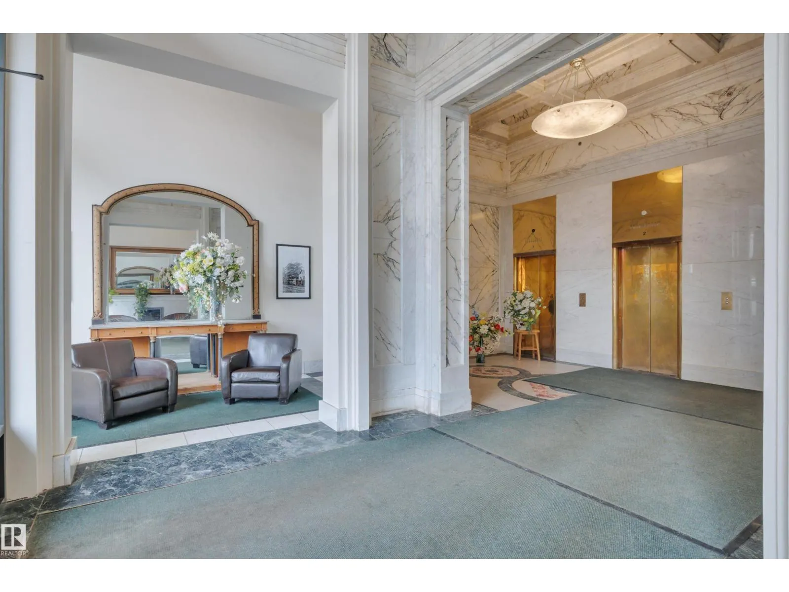 #808 10134 100 ST NW