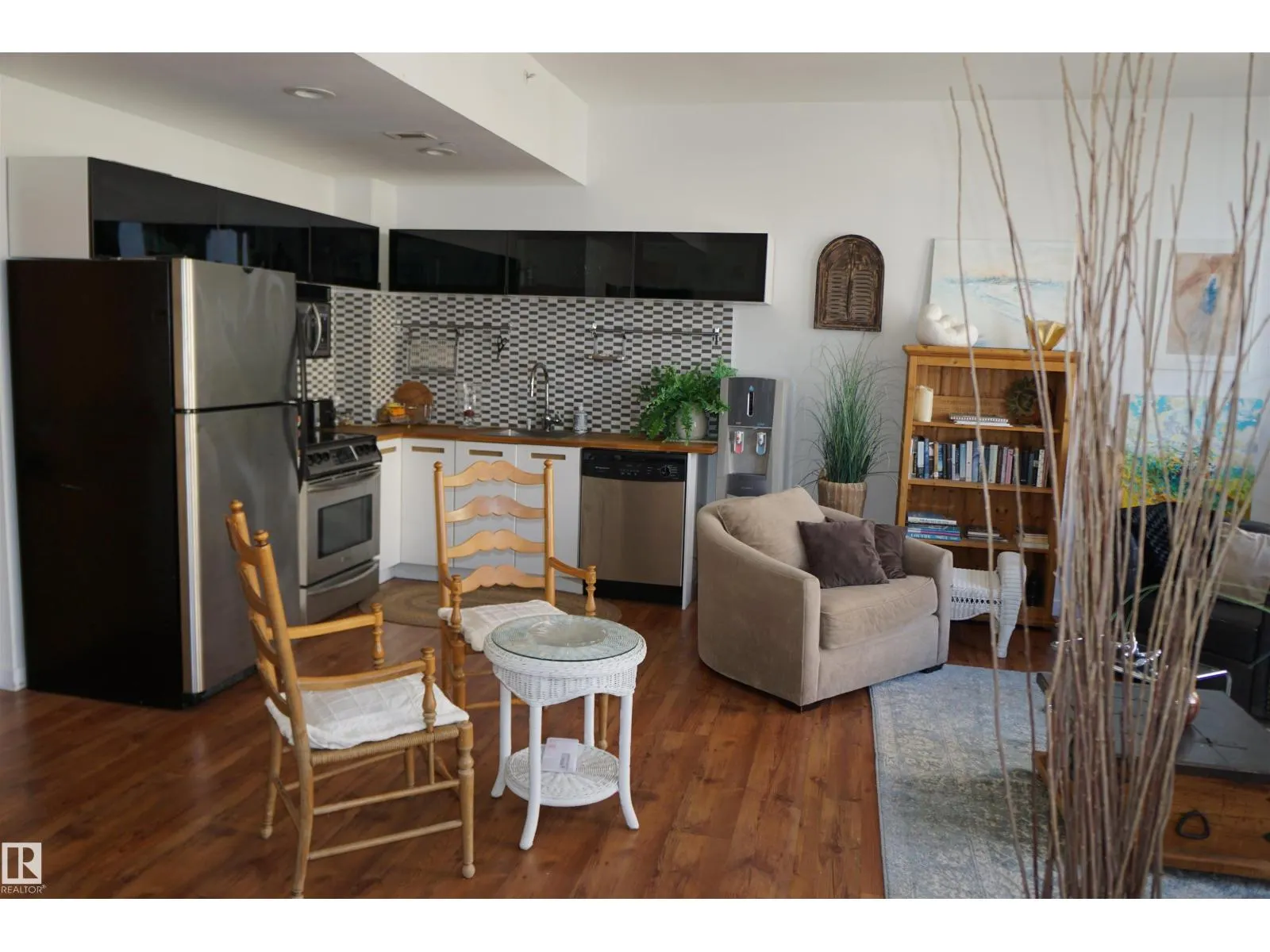 #808 10134 100 ST NW