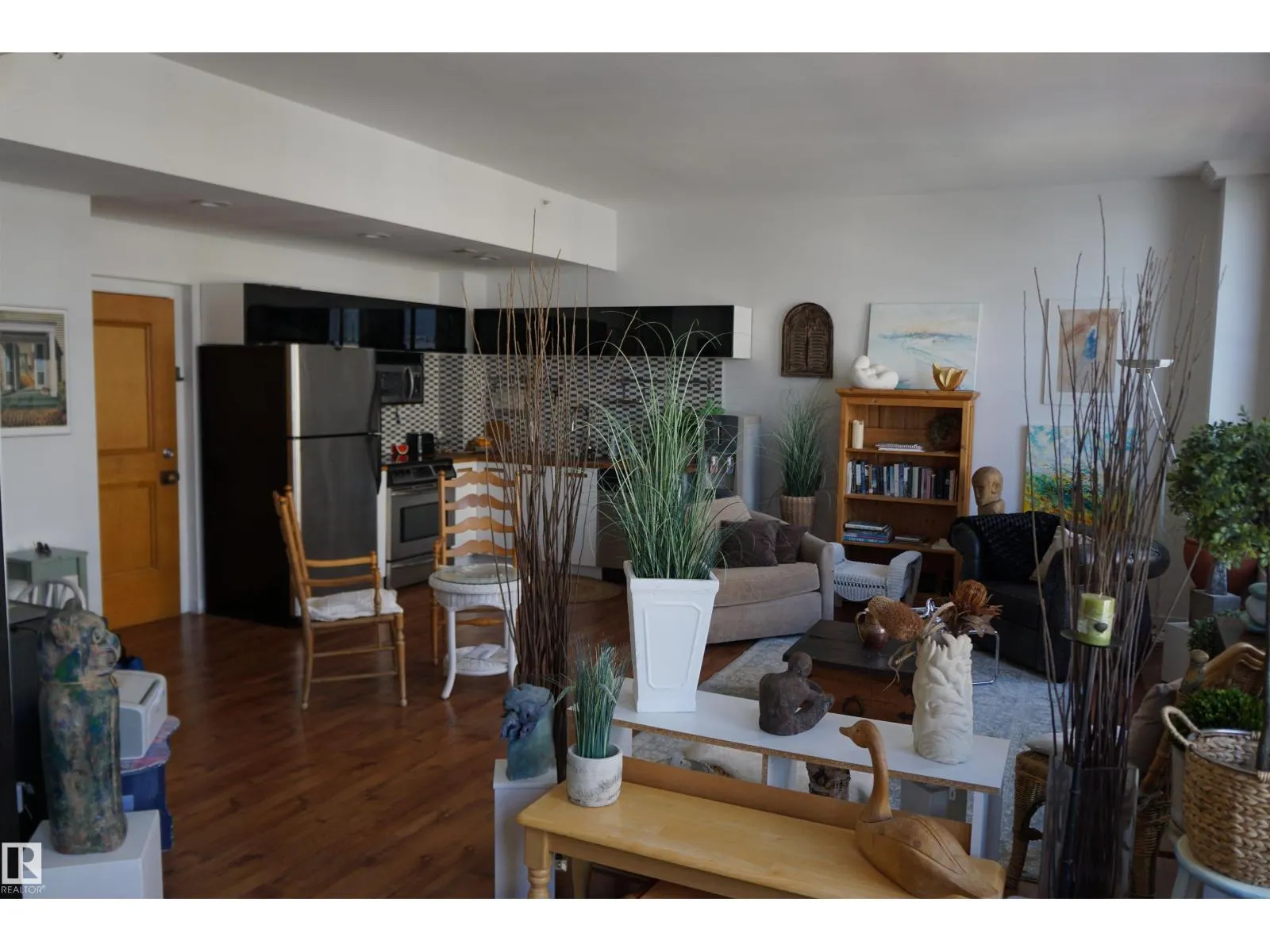 #808 10134 100 ST NW
