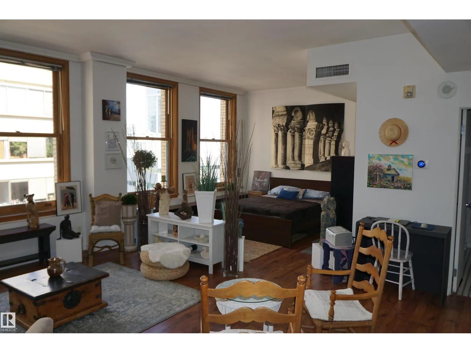 #808 10134 100 ST NW