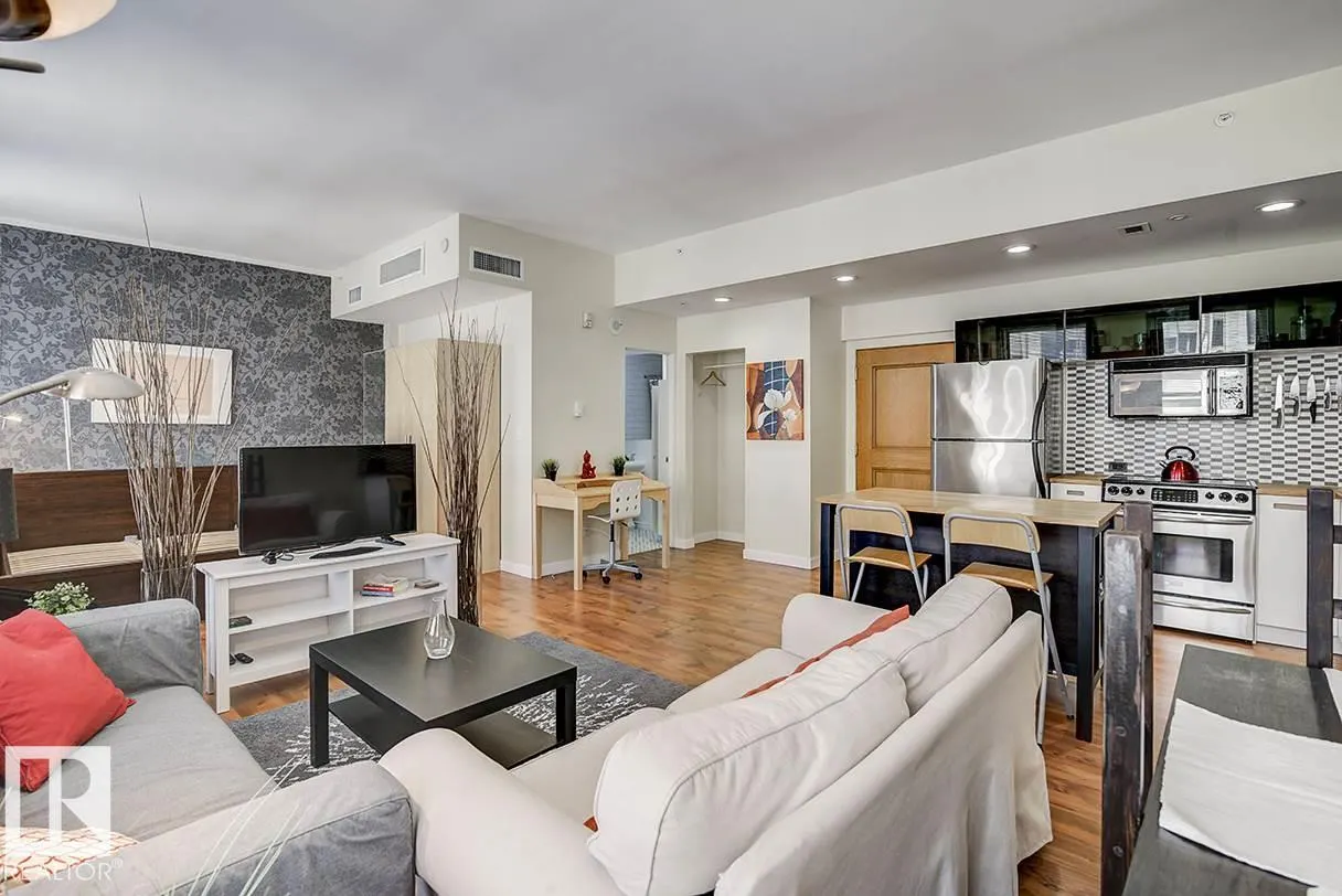 #808 10134 100 ST NW