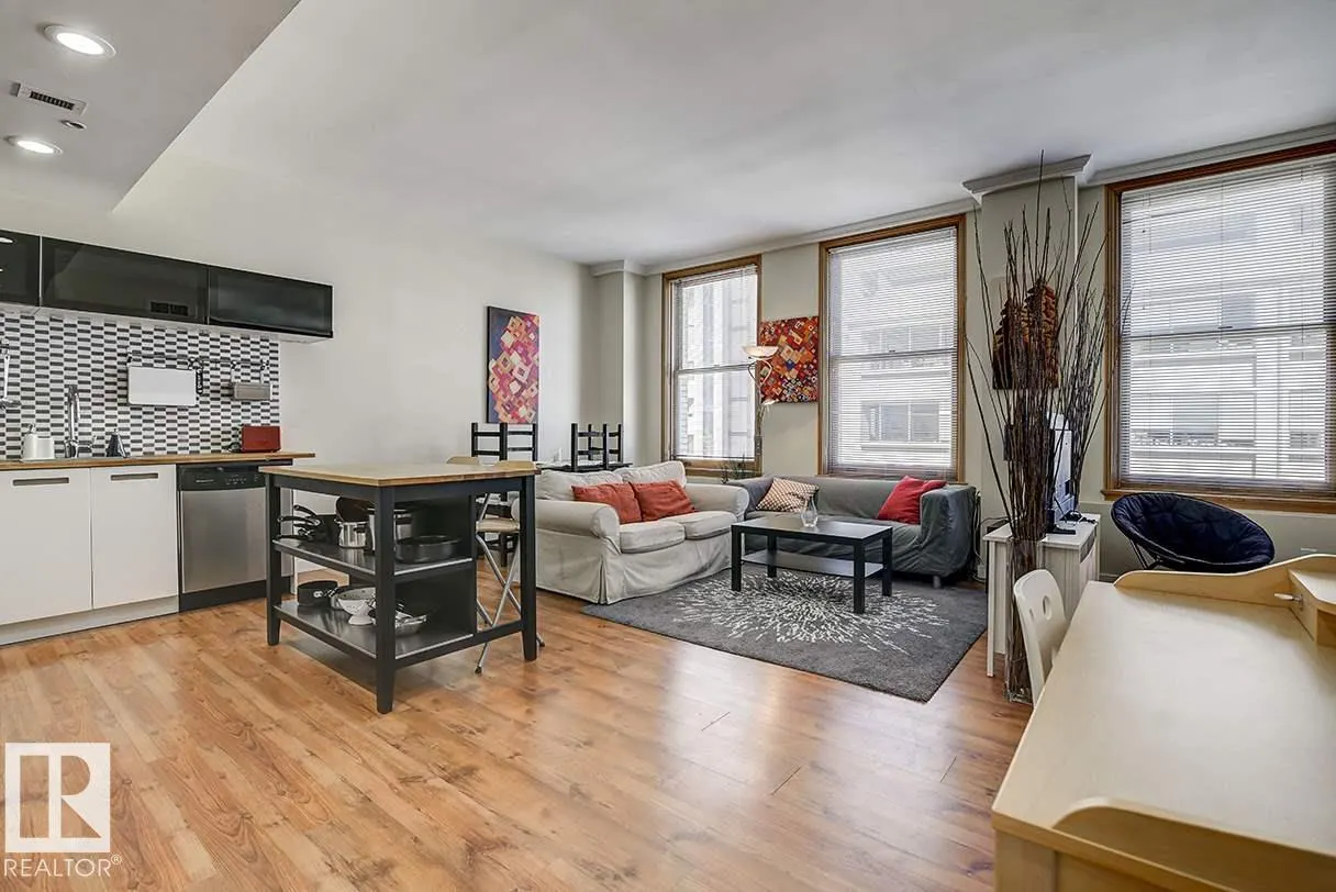 #808 10134 100 ST NW