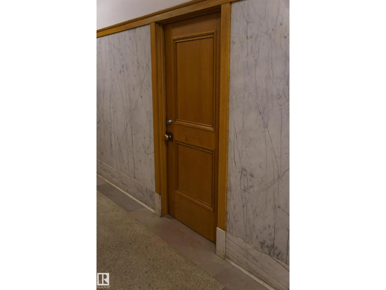 #808 10134 100 ST NW