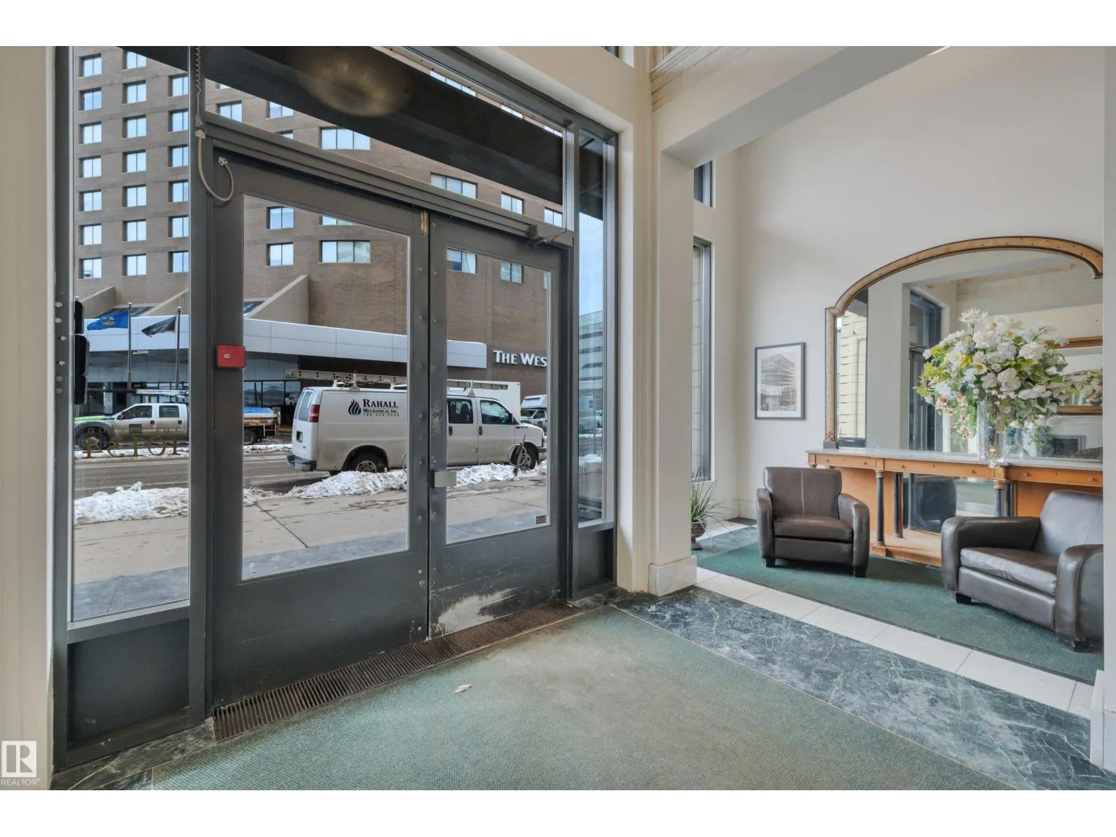 #808 10134 100 ST NW