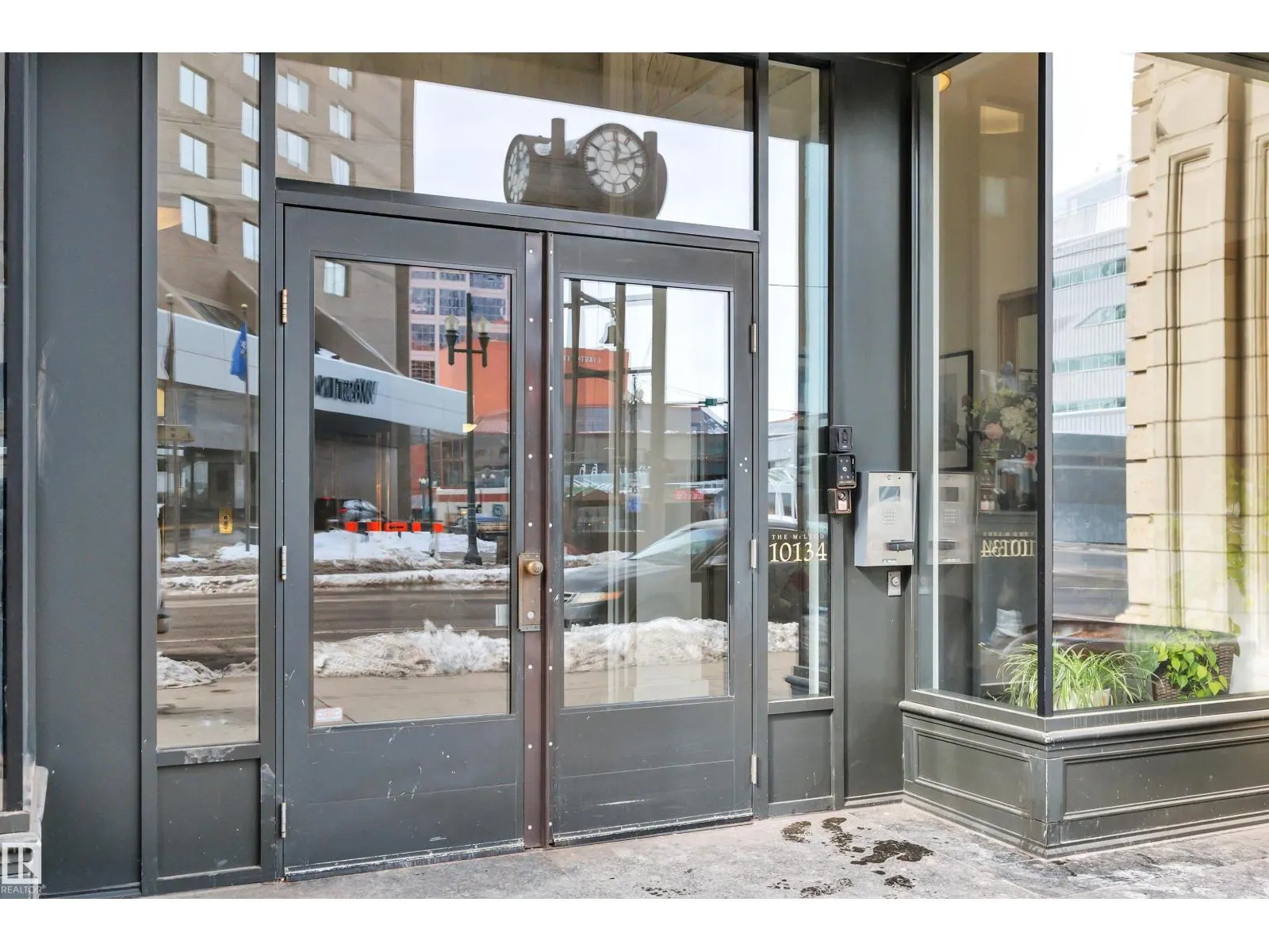 #808 10134 100 ST NW