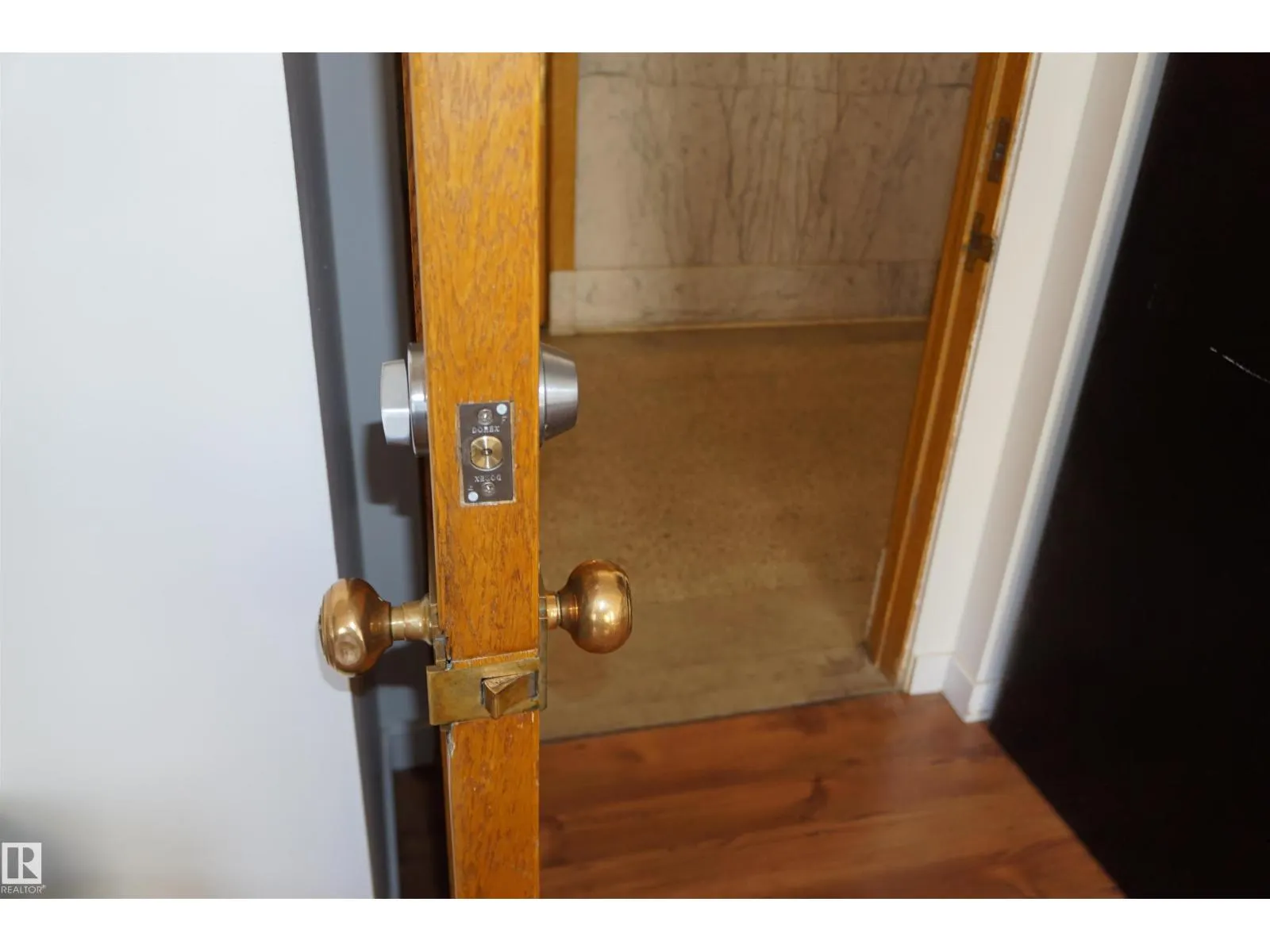 #808 10134 100 ST NW