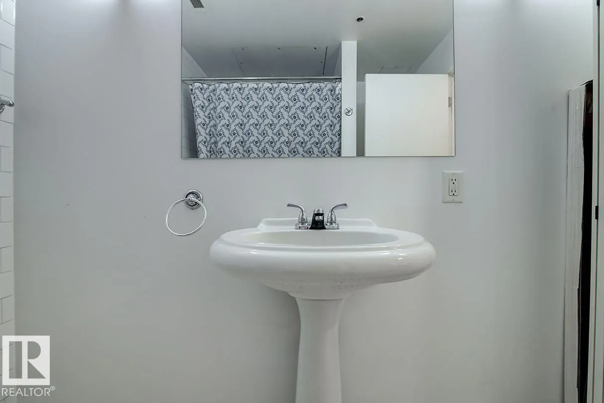 #808 10134 100 ST NW
