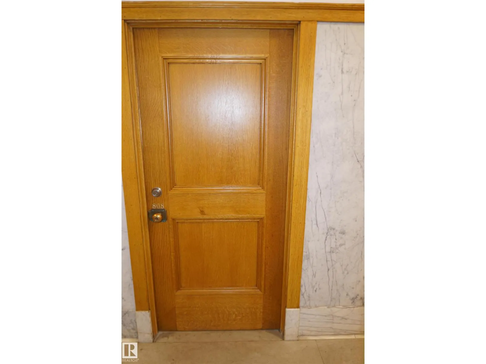 #808 10134 100 ST NW