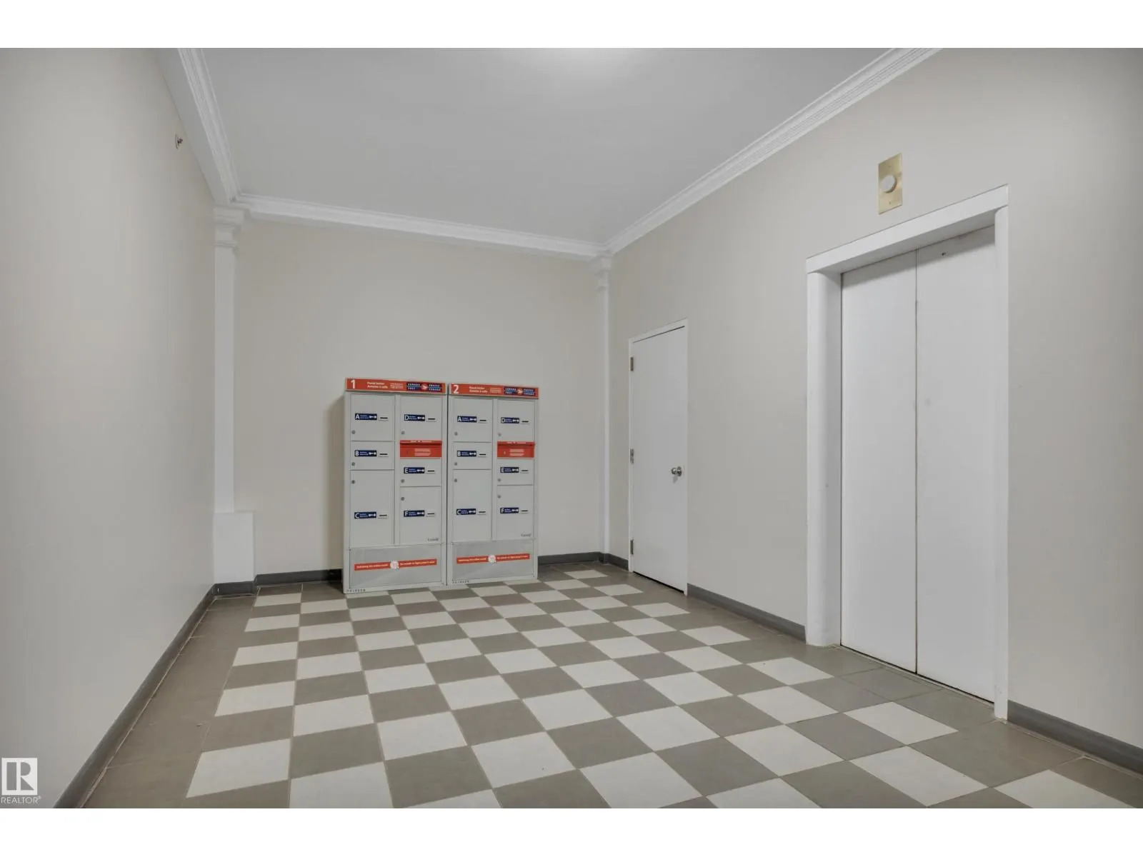 #808 10134 100 ST NW
