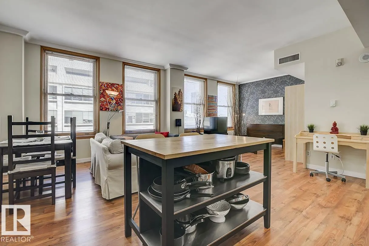 #808 10134 100 ST NW
