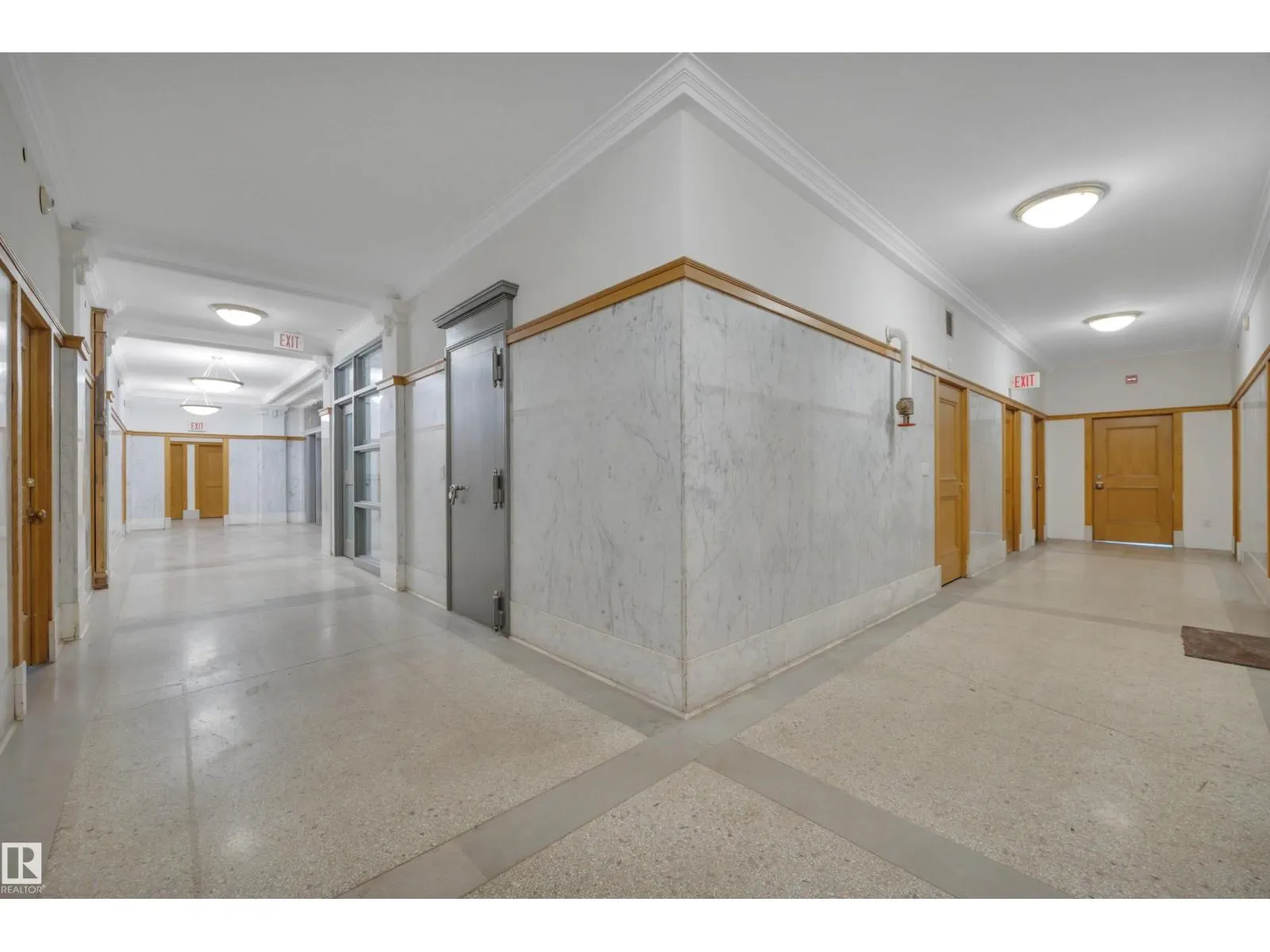 #808 10134 100 ST NW