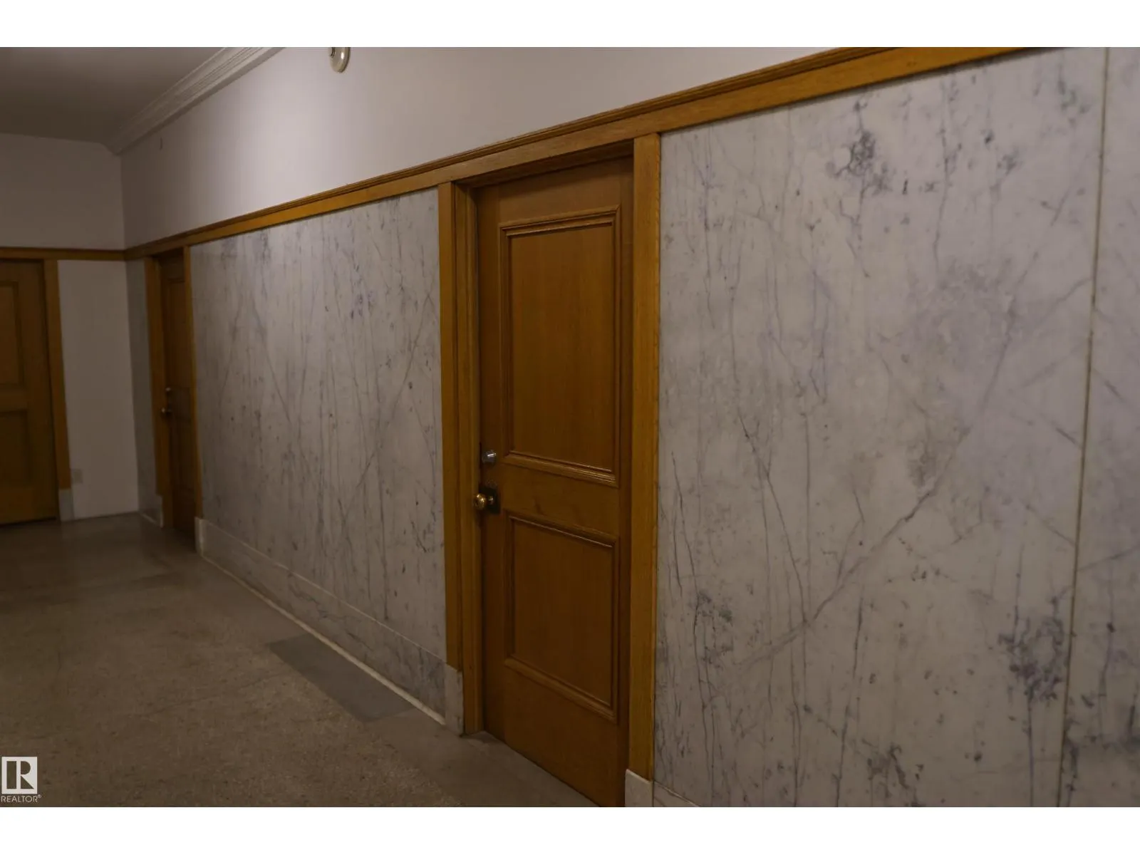 #808 10134 100 ST NW