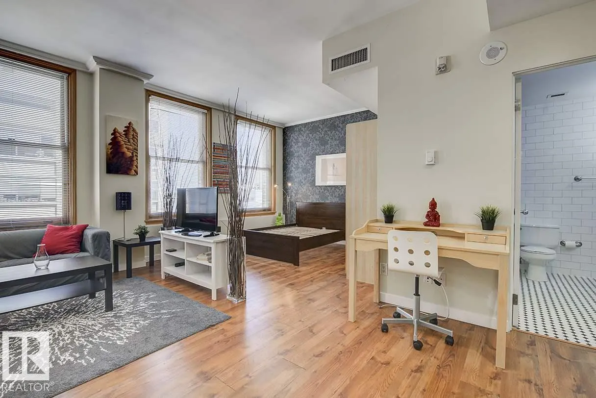 #808 10134 100 ST NW