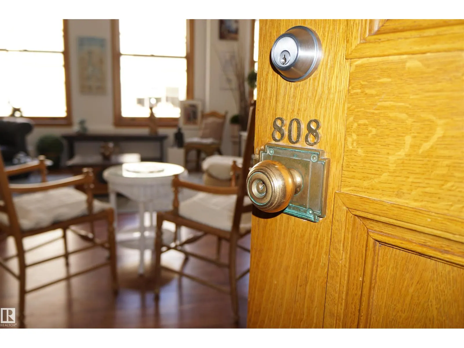 #808 10134 100 ST NW