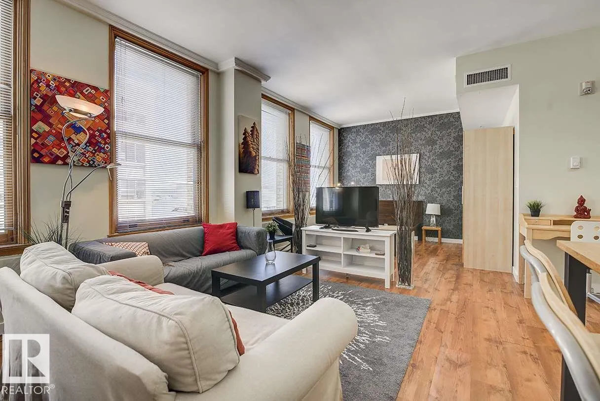 #808 10134 100 ST NW