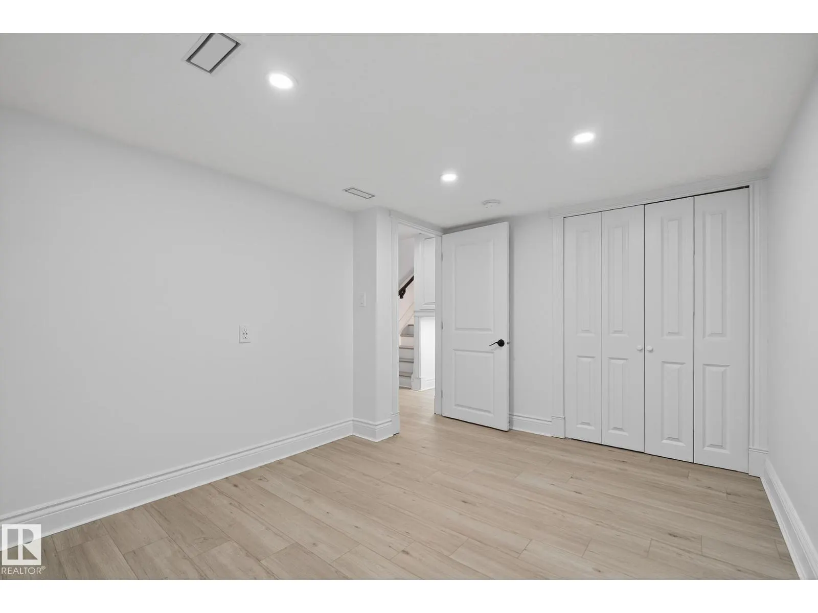 5823 12 AV SW