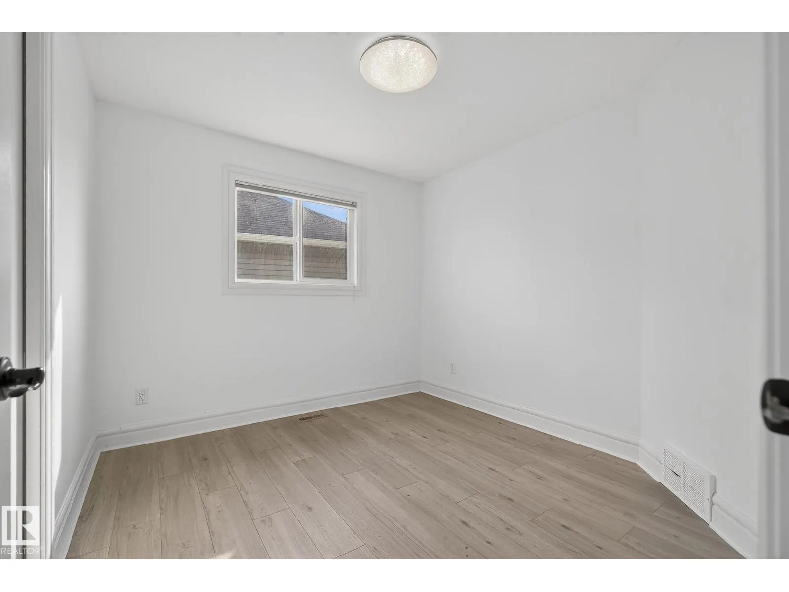 5823 12 AV SW